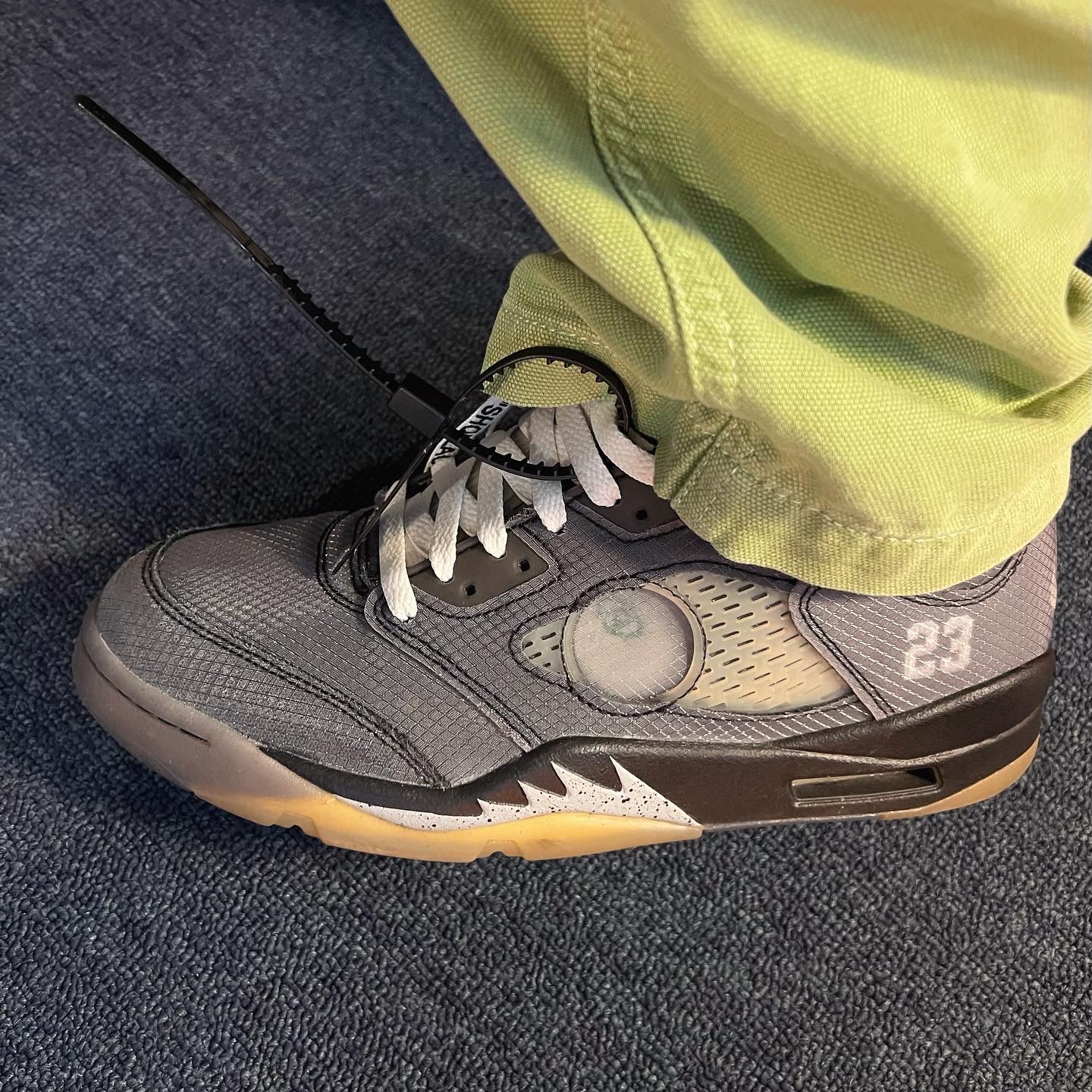 Jordan 5 x Off-White Retro SP Black Muslin 착용 스타일 - 3