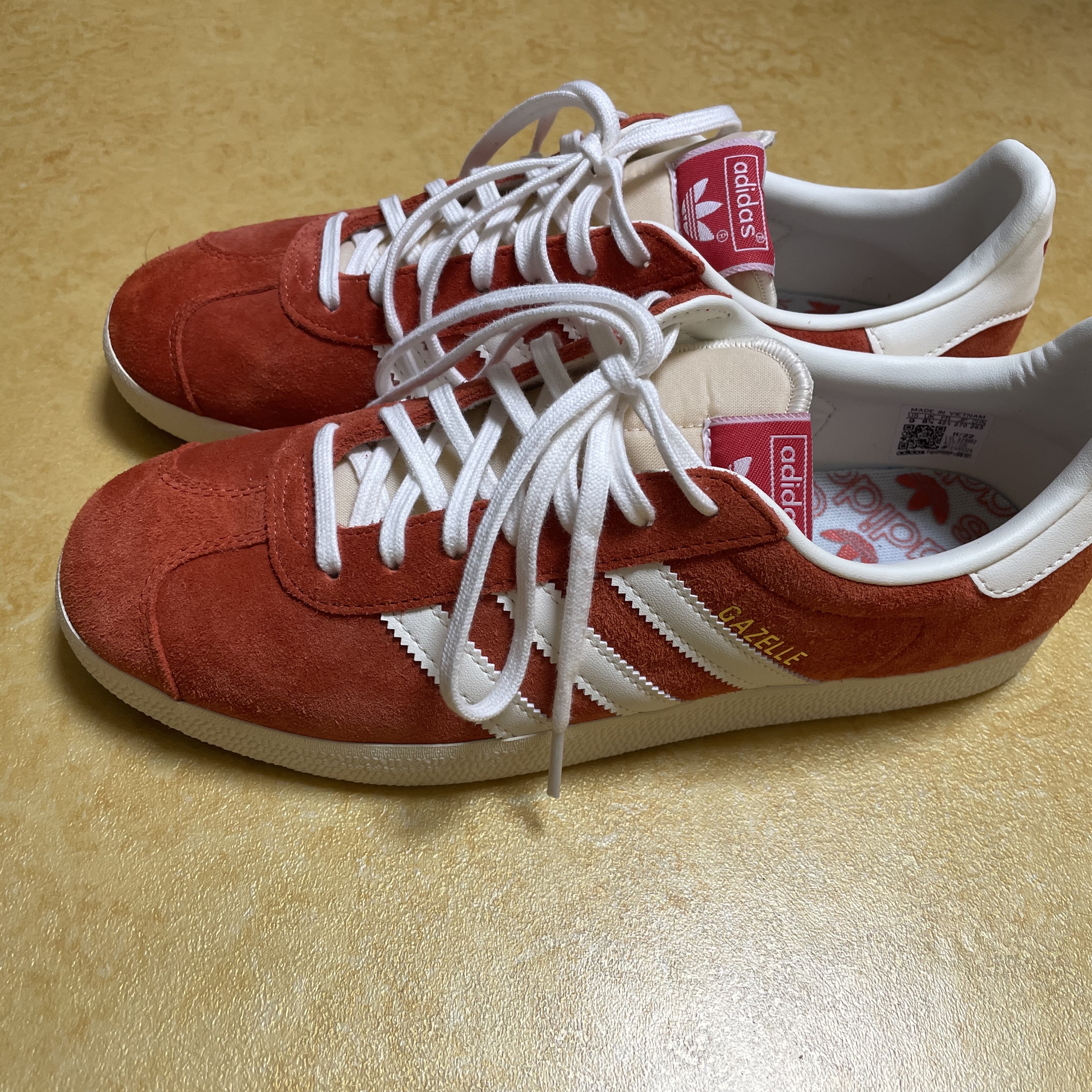 Adidas Gazelle Preloved Red Off White 착용 스타일 - 1