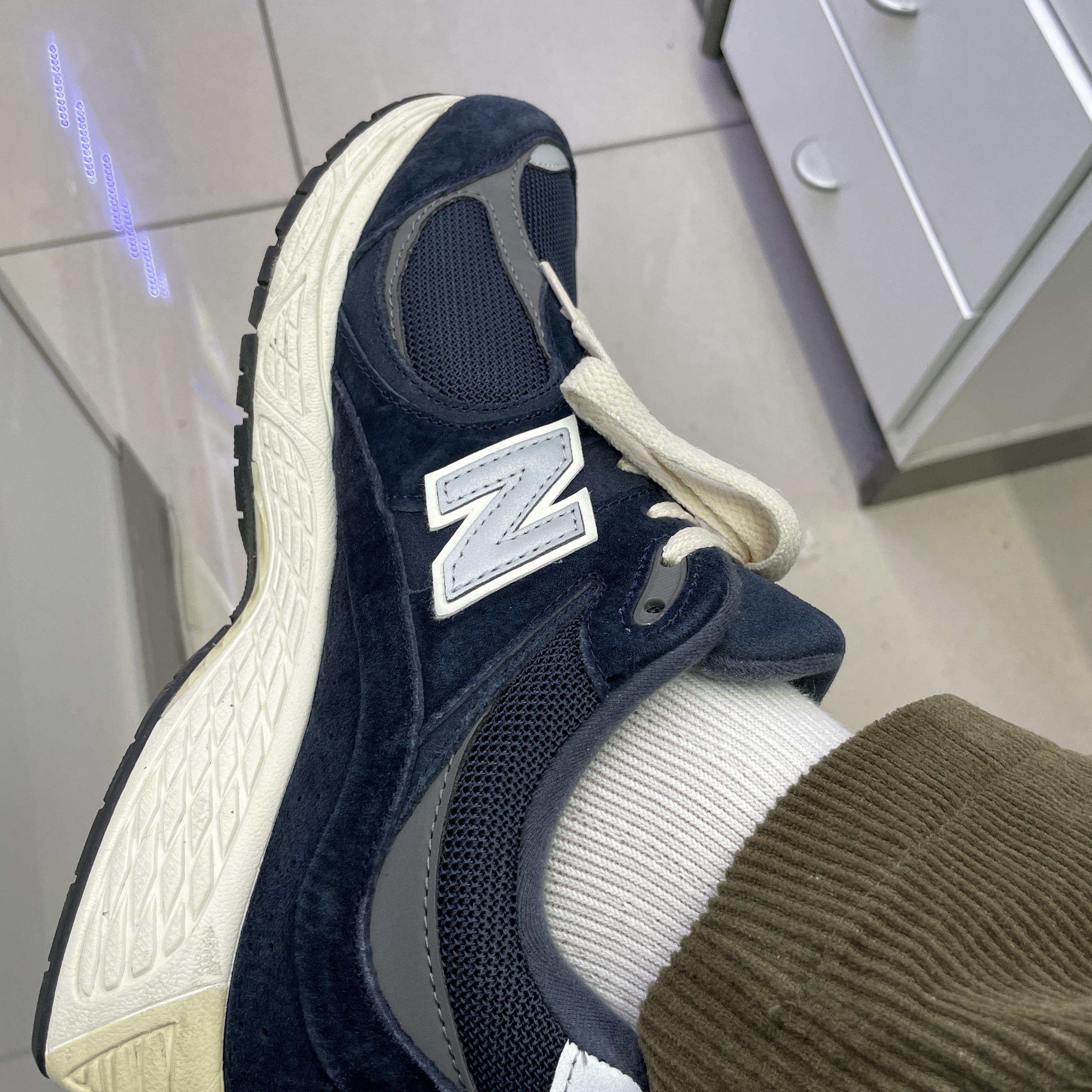 New Balance 2002R Eclipse Castlerock 착용 스타일 - 2