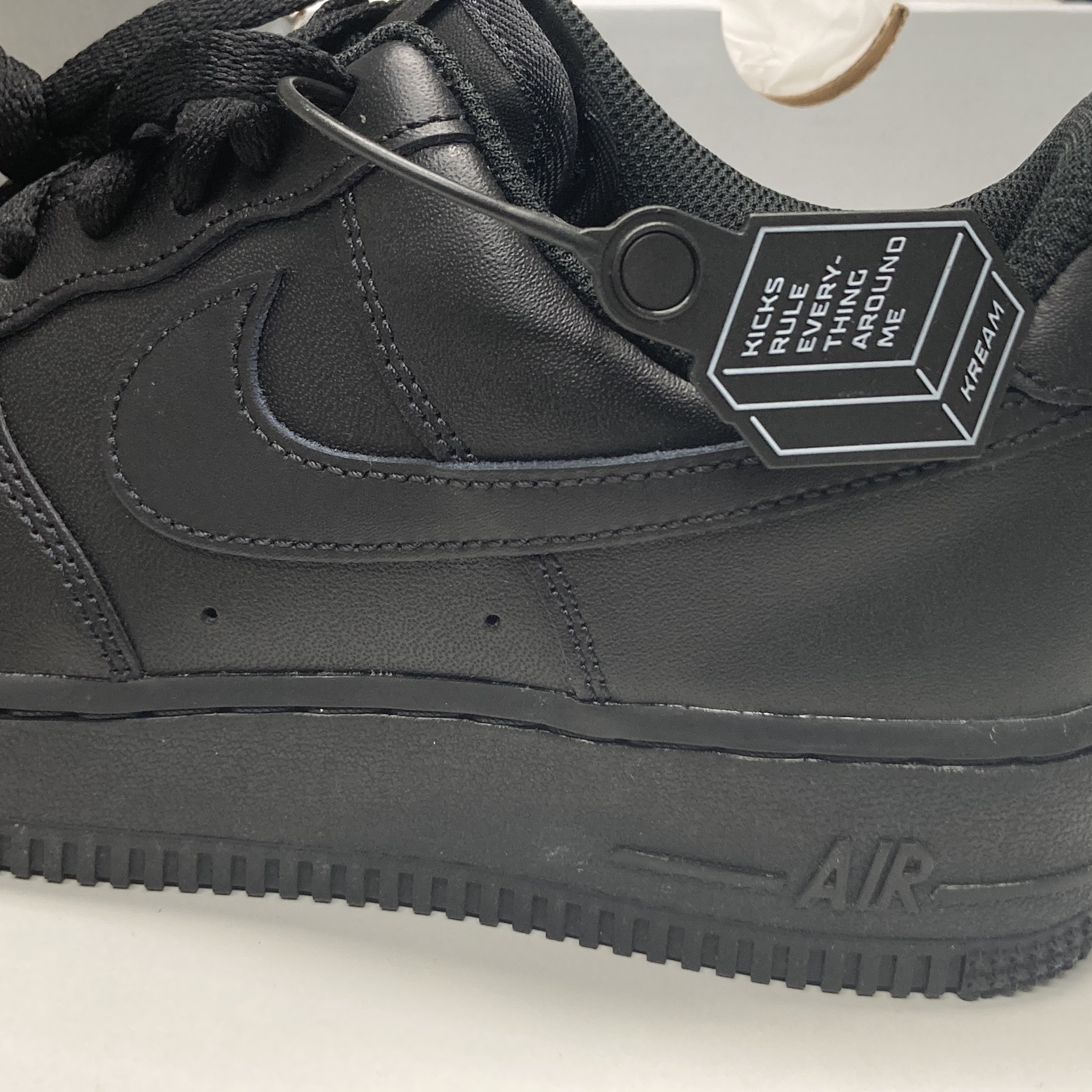 (W) Nike Air Force 1 '07 Low Triple Black 착용 스타일 - 5