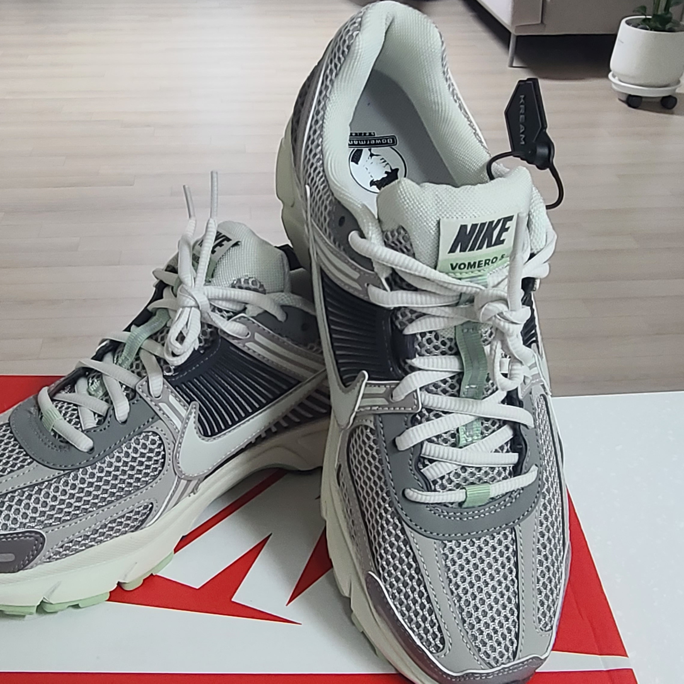 (W) Nike Zoom Vomero 5 Cobblestone and Flat Pewter 착용 스타일