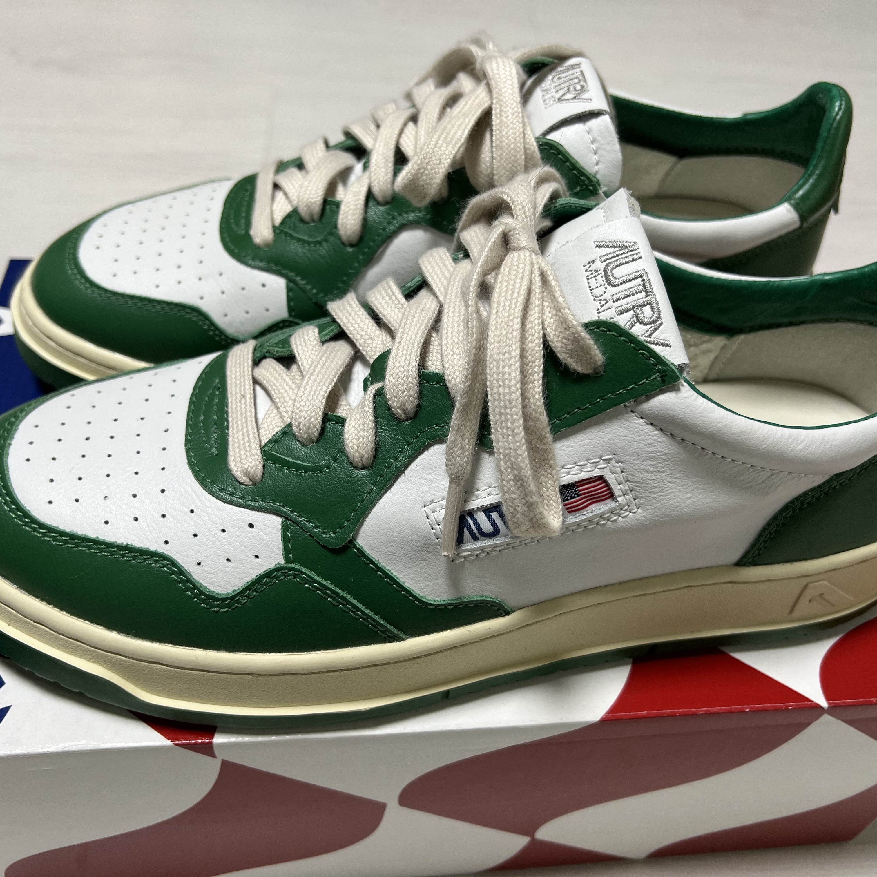 Autry Medalist Low Leather Sneakers Green White 착용 스타일