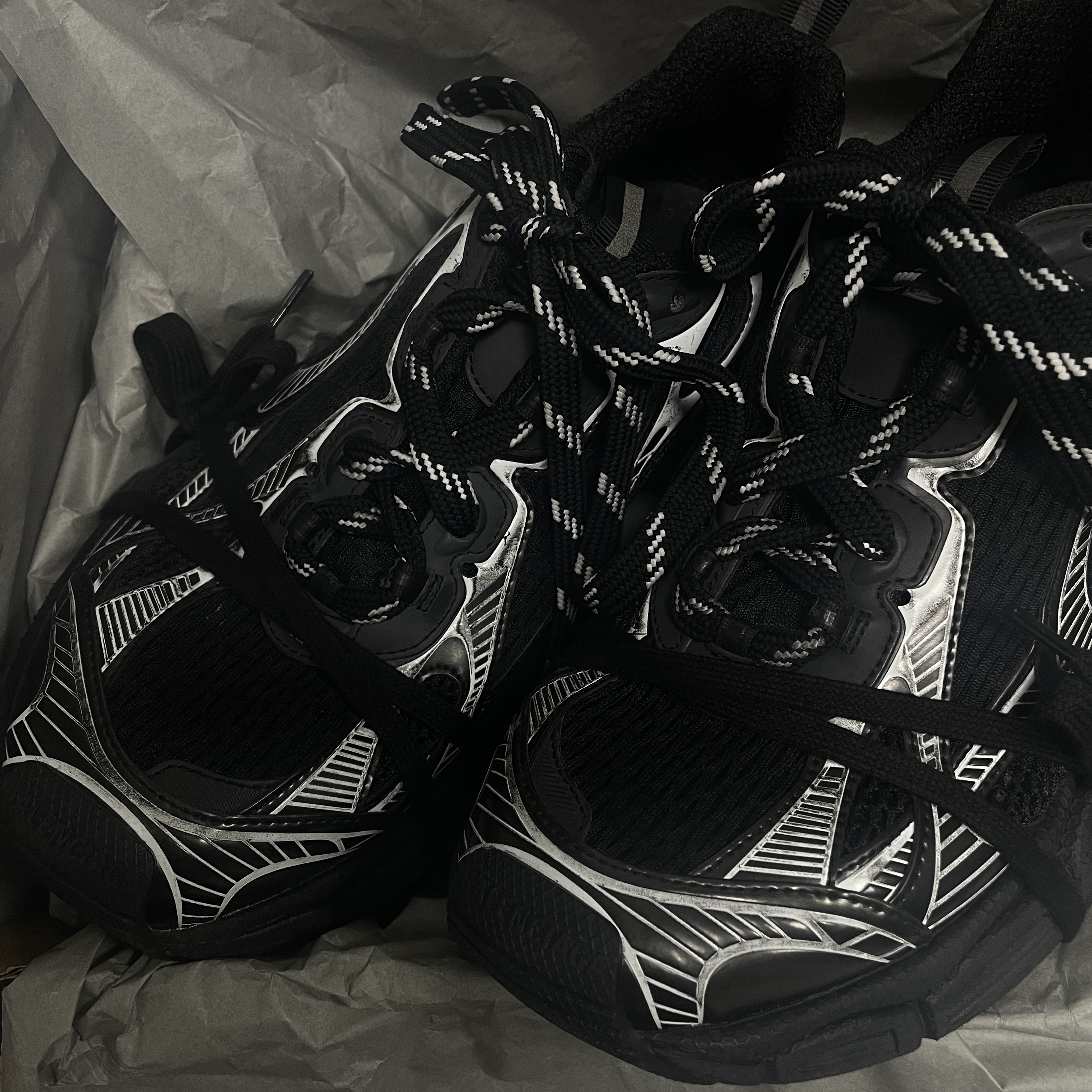Balenciaga 3XL Sneakers Black White 착용 스타일 - 2