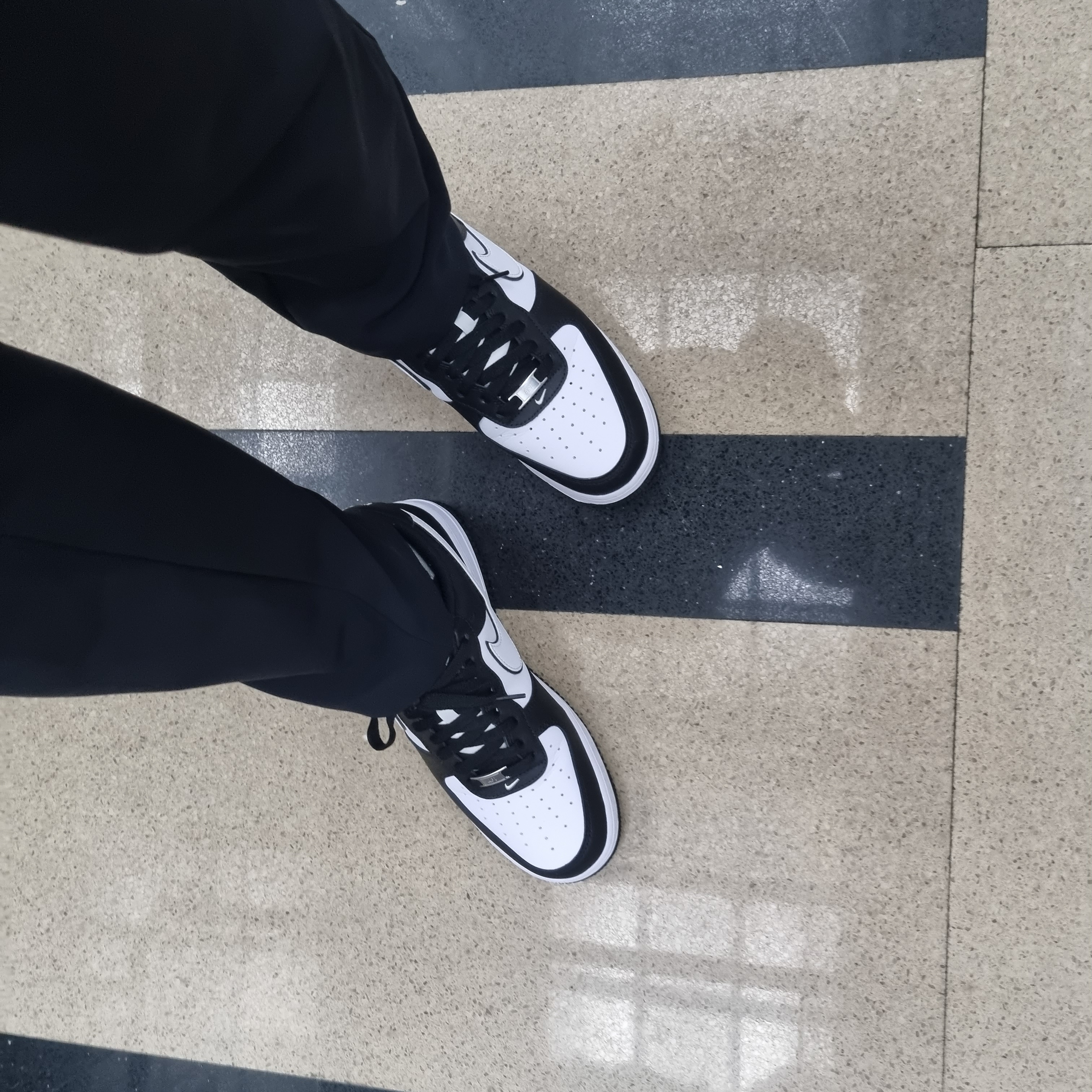 Nike Air Force 1 '07 Black White 착용 스타일 - 1