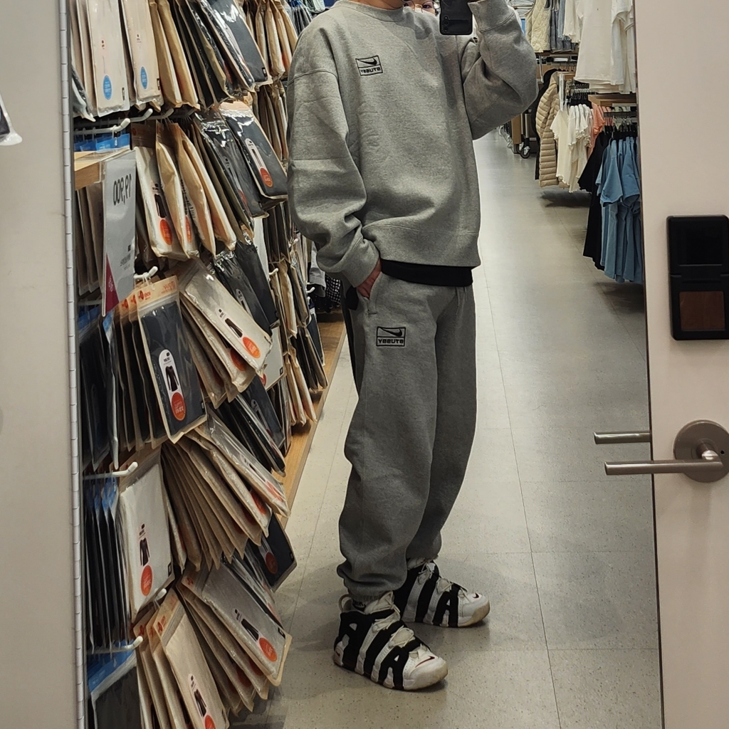 Nike x Stussy NRG Fleece Crewneck Dark Grey Heather (DO9337-063), Nike x Stussy NRG Fleece Pants Dark Grey Heather (DO9340-063) 착용 스타일