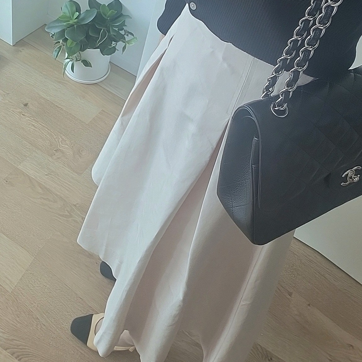Chanel Large Classic Handbag Grained Calfskin & Silver Black, (W) Chanel Slingbacks Goatskin Grosgrain & Beige Black 착용 스타일