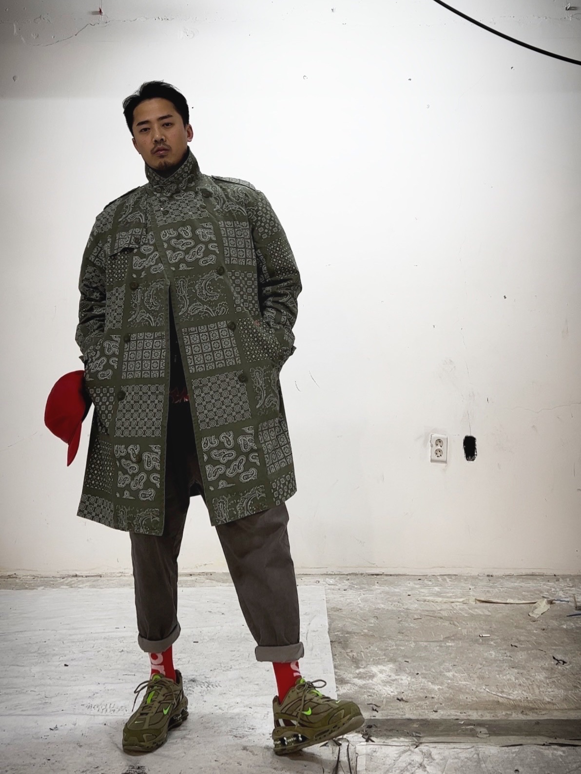 Supreme Small Box T-Shirt Red Bandana - 21SS, Supreme Military Trench Coat Olive Paisley - 20SS 착용 스타일 - 2