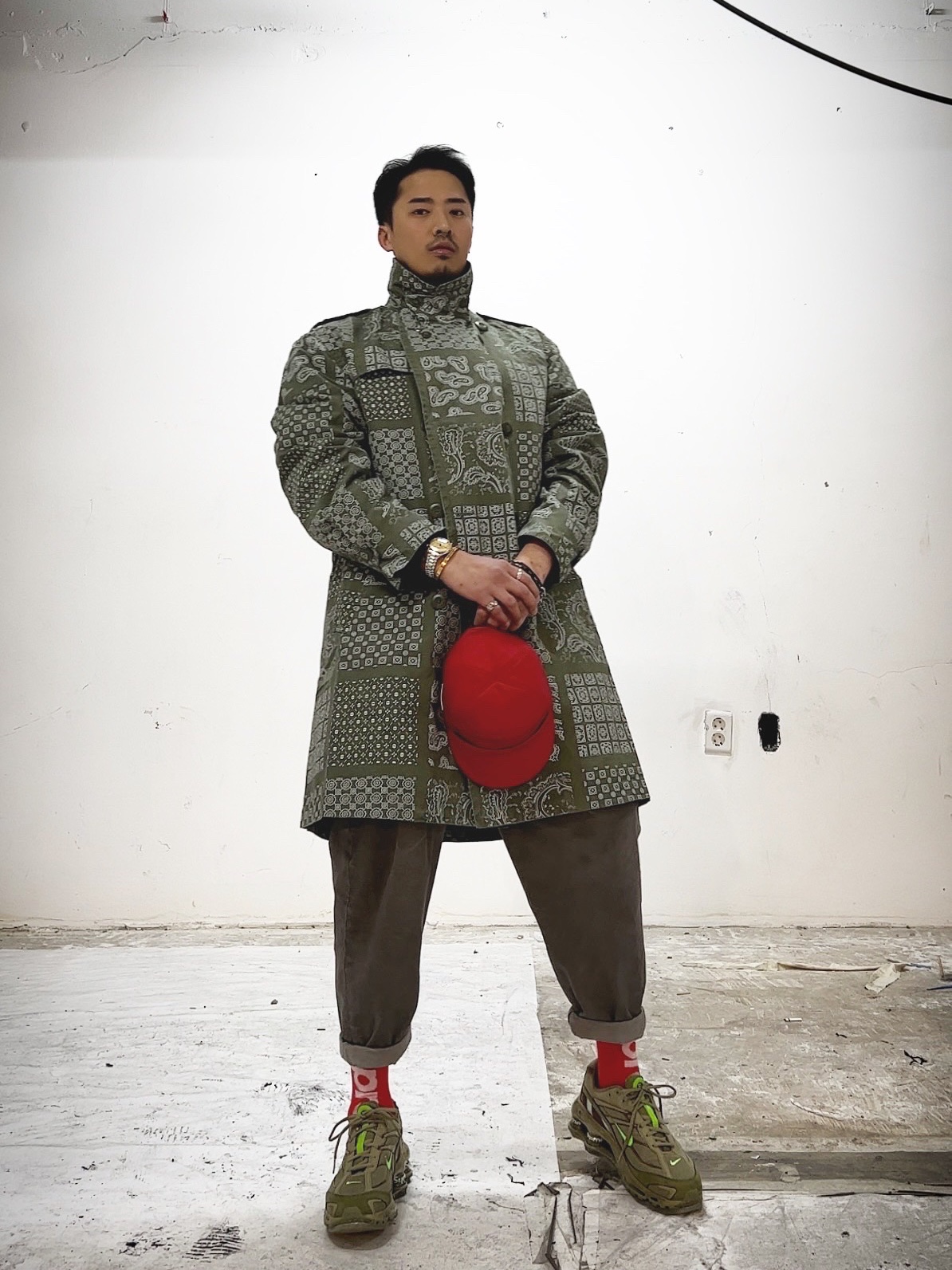 Supreme Small Box T-Shirt Red Bandana - 21SS, Supreme Military Trench Coat Olive Paisley - 20SS 착용 스타일 - 3