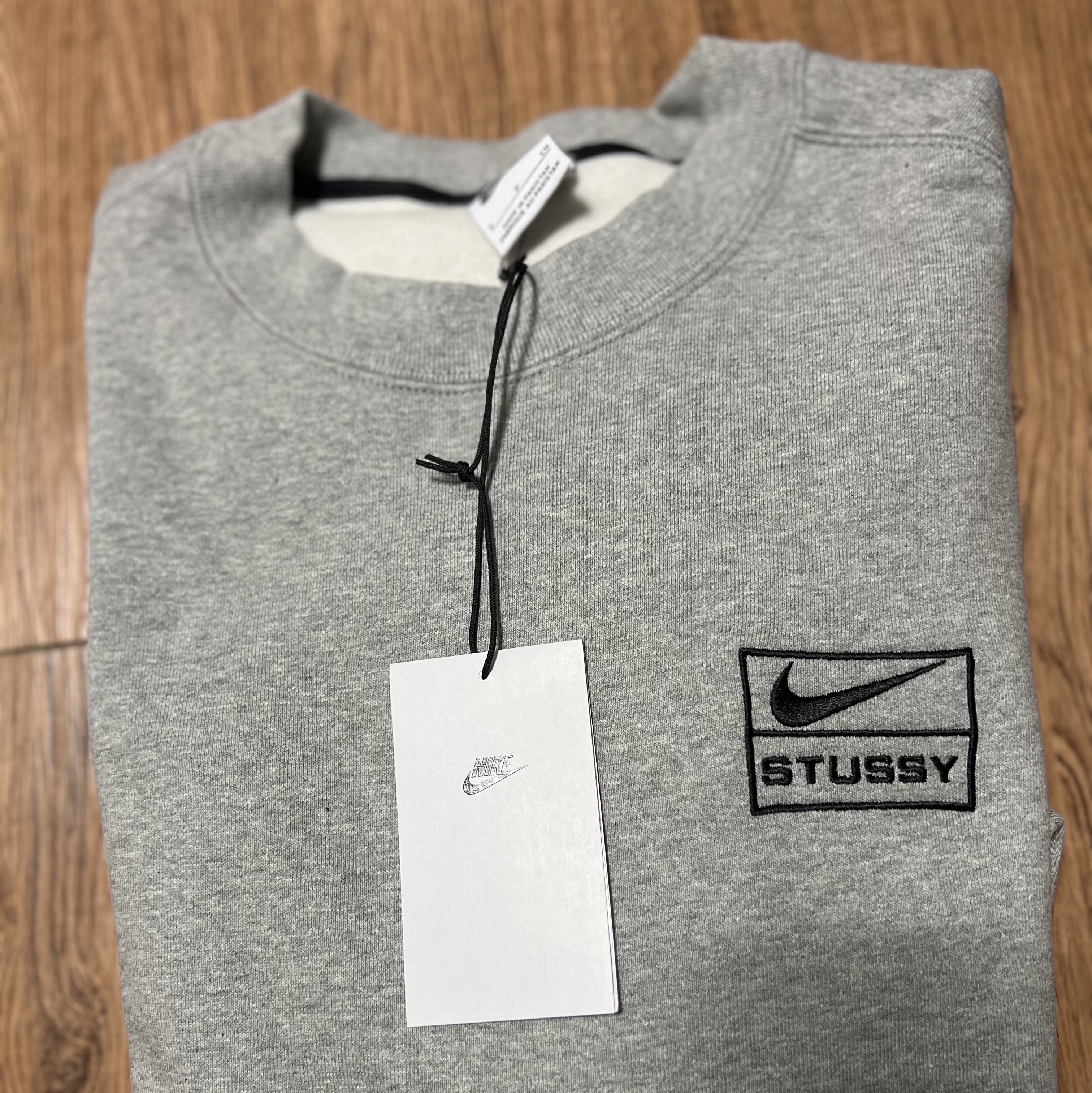 Nike x Stussy NRG Fleece Crewneck Dark Grey Heather (DO9337-063) 착용 스타일