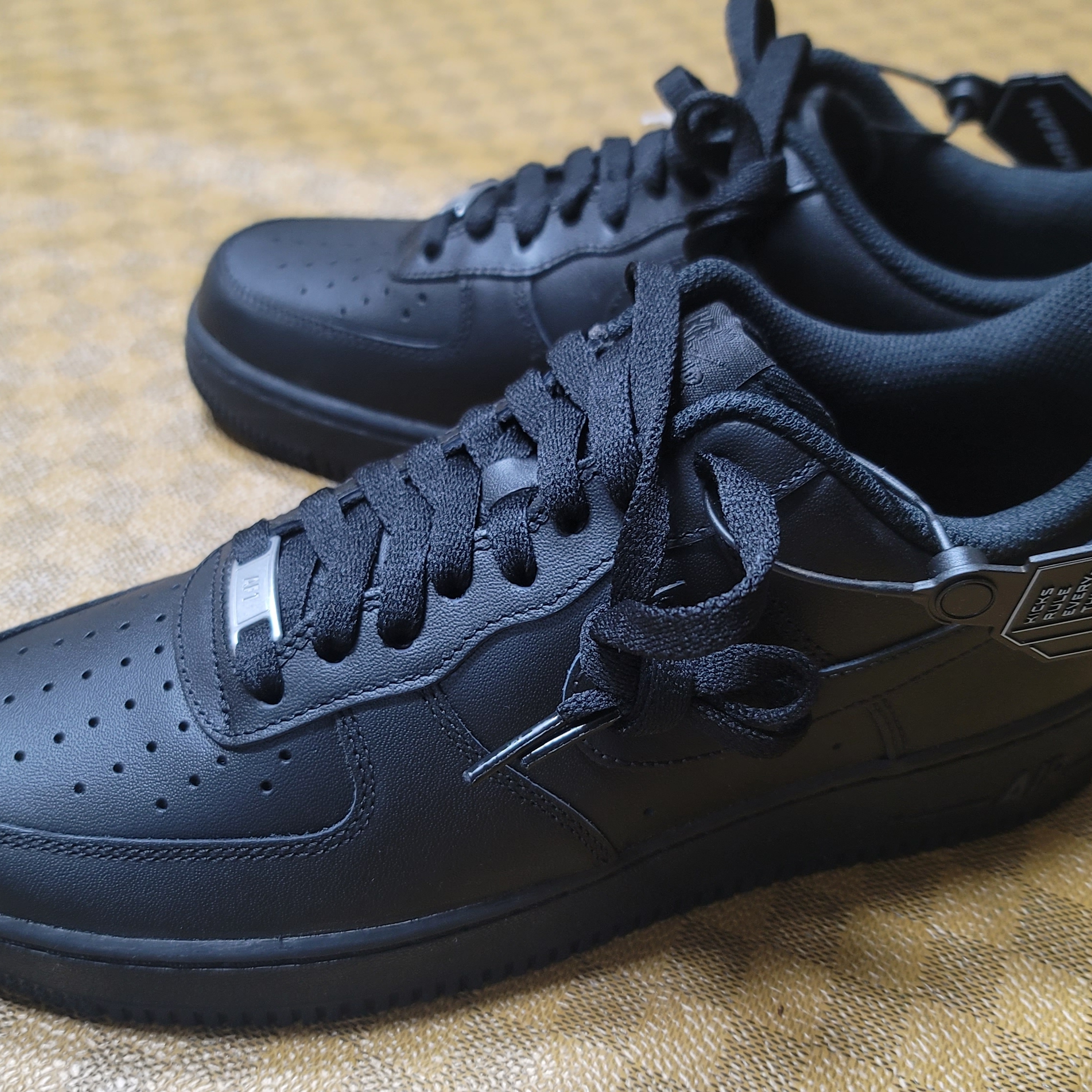 Nike Air Force 1 '07 Low Triple Black 착용 스타일 - 2