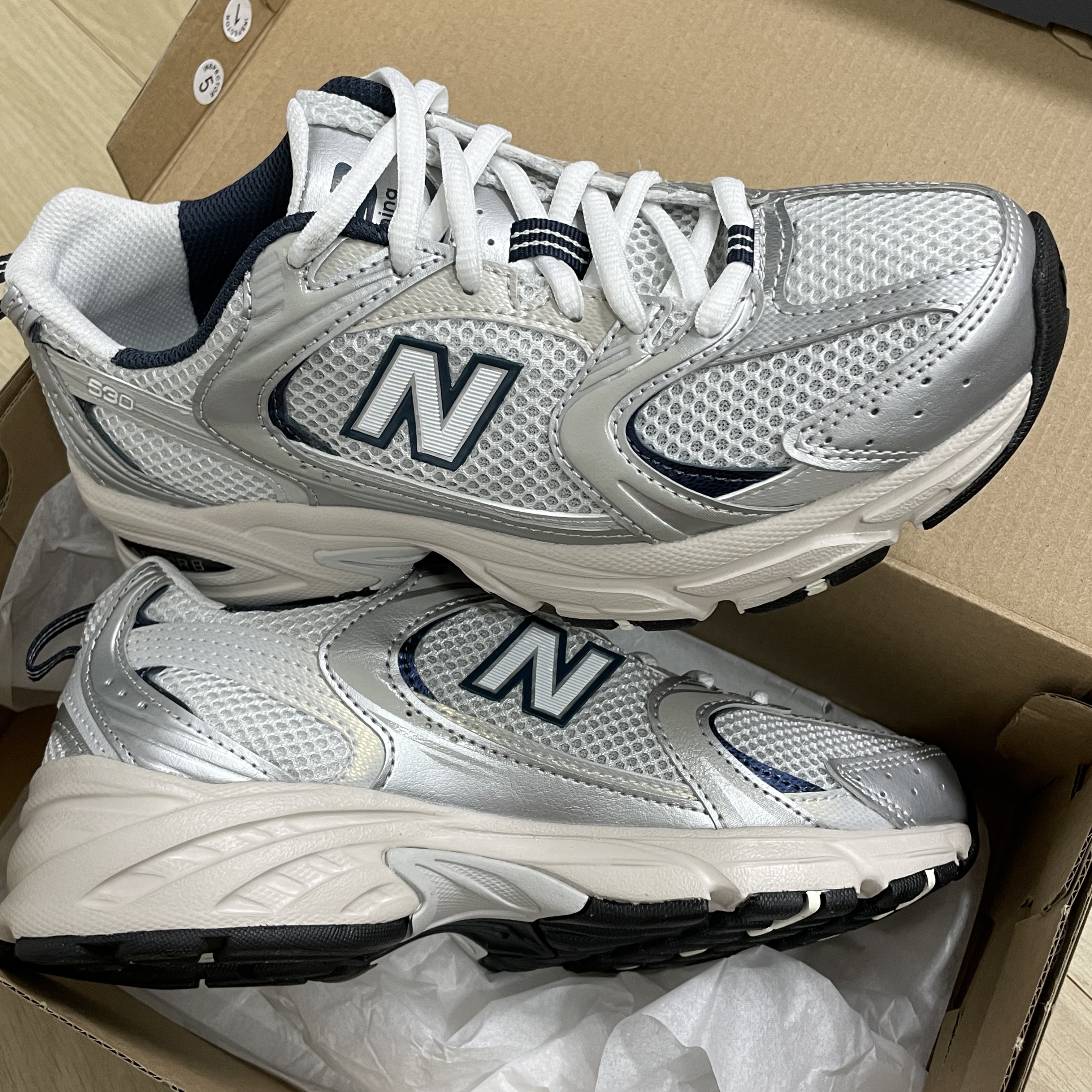 New Balance 530 Steel Grey 착용 스타일