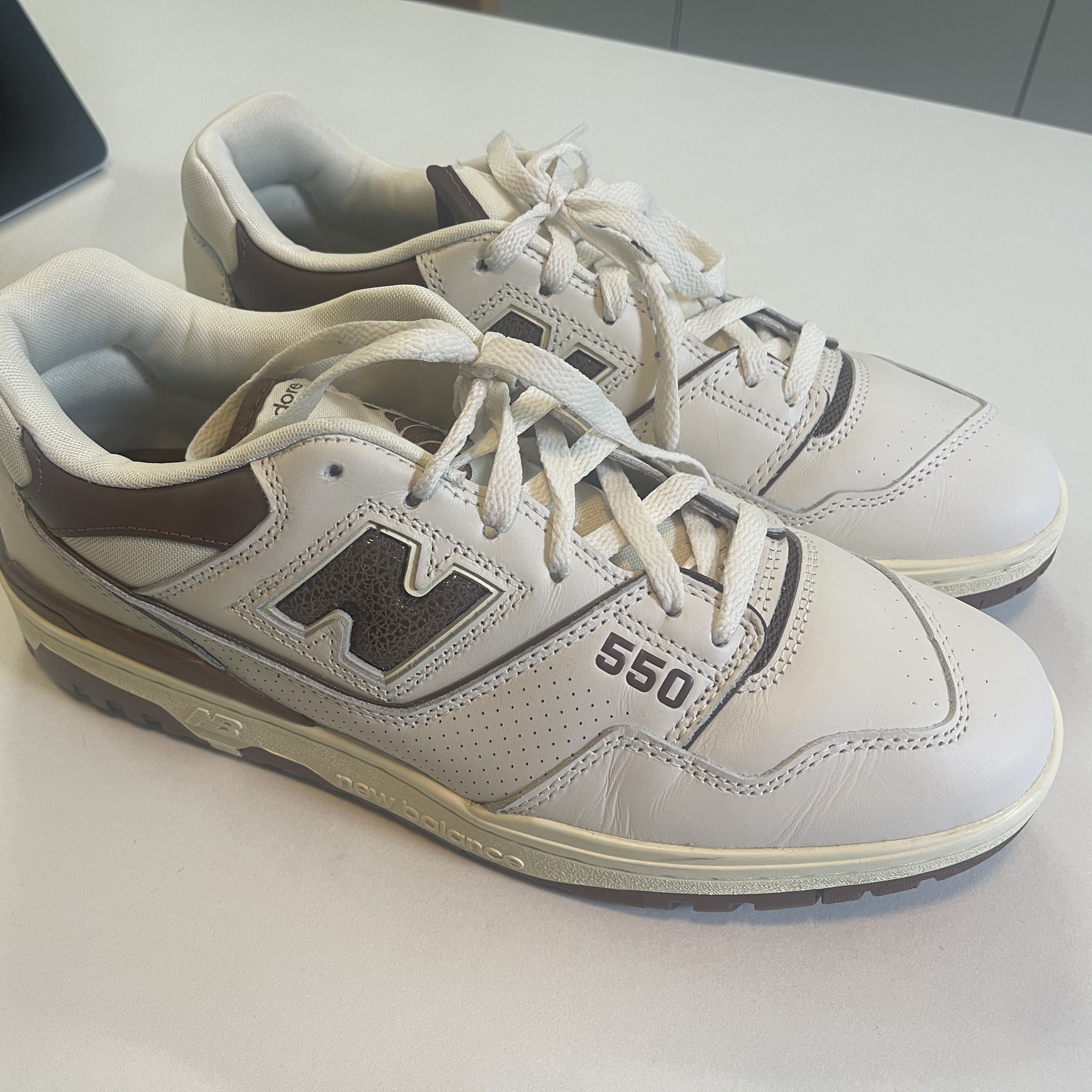 New Balance x Aime Leon Dore 550 Brown 착용 스타일 - 1