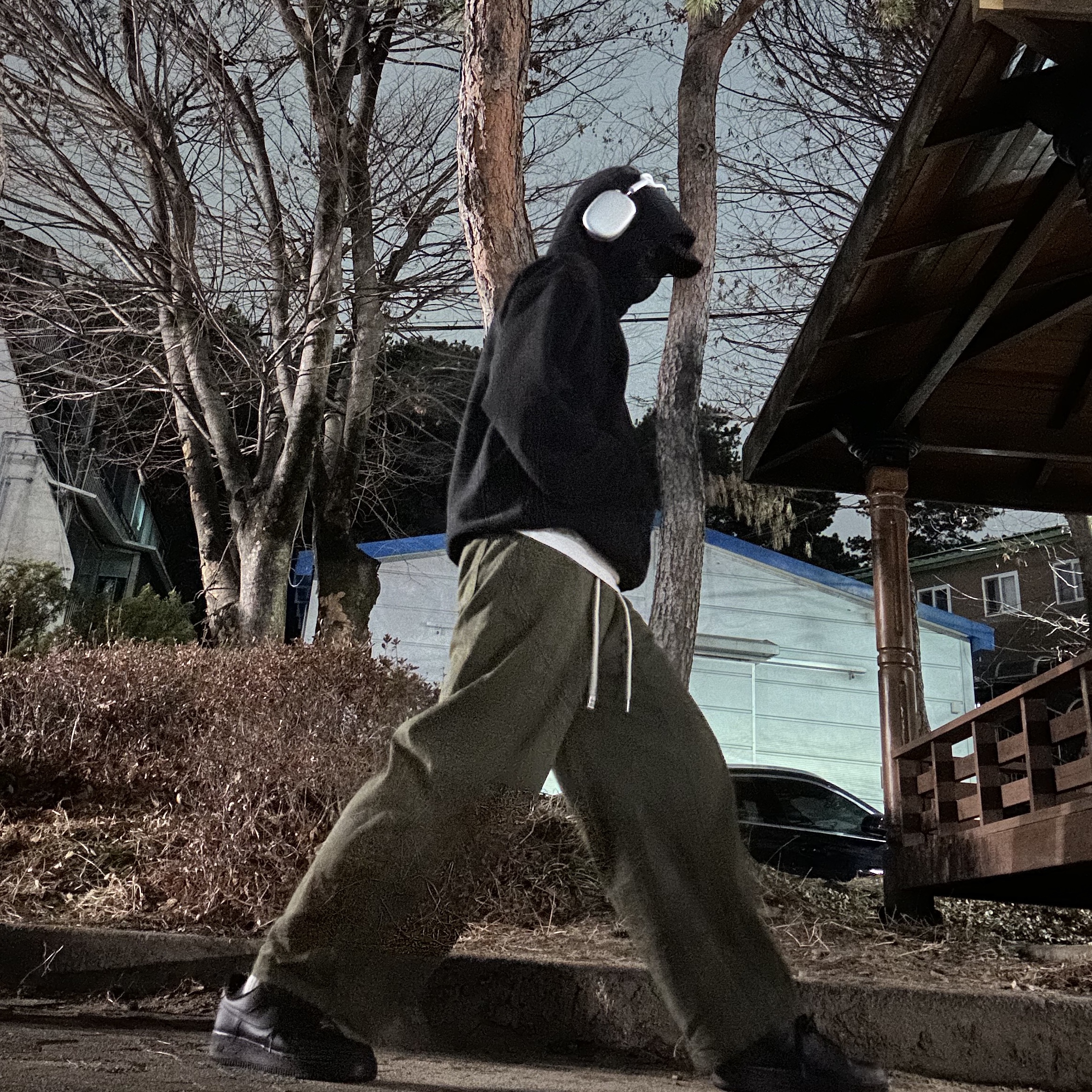 Stussy Basic Stussy Hoodie Black 2022, Stussy Stock Low Pro Cap Black 착용 스타일