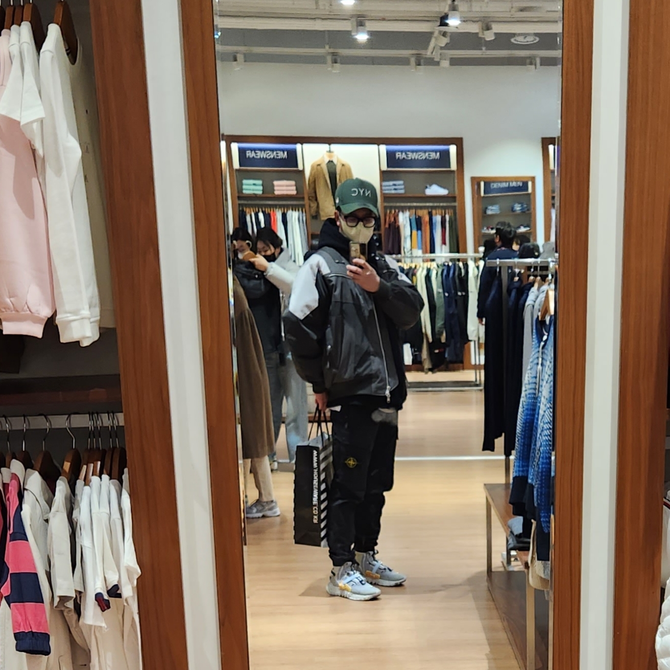 Undermycar Wani Kame Multi Block Pocket Turtle Bomber Driftwood - 22FW, Stone Island 31314 Stretch Cotton Wool Satin Cargo Pants Black - 22FW 착용 스타일
