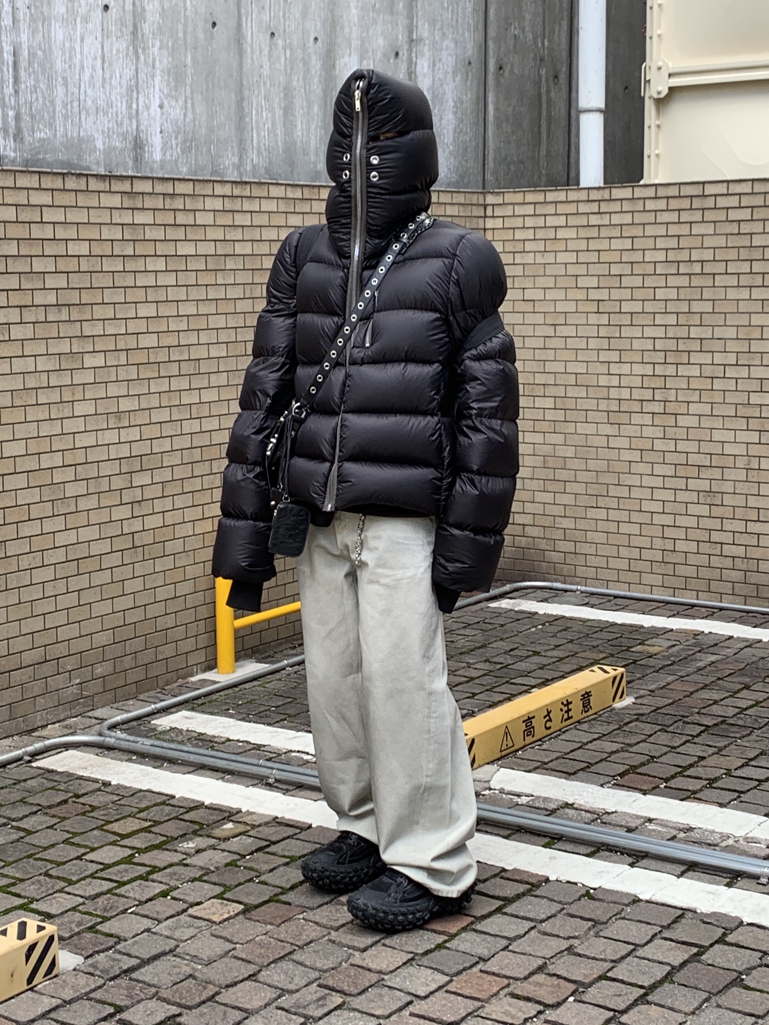 Balenciaga Defender Sneakers Black, Balenciaga Arena Lambskin Aged Silver Hardware Le Cagole XS Flap Bag Black 착용 스타일 - 1