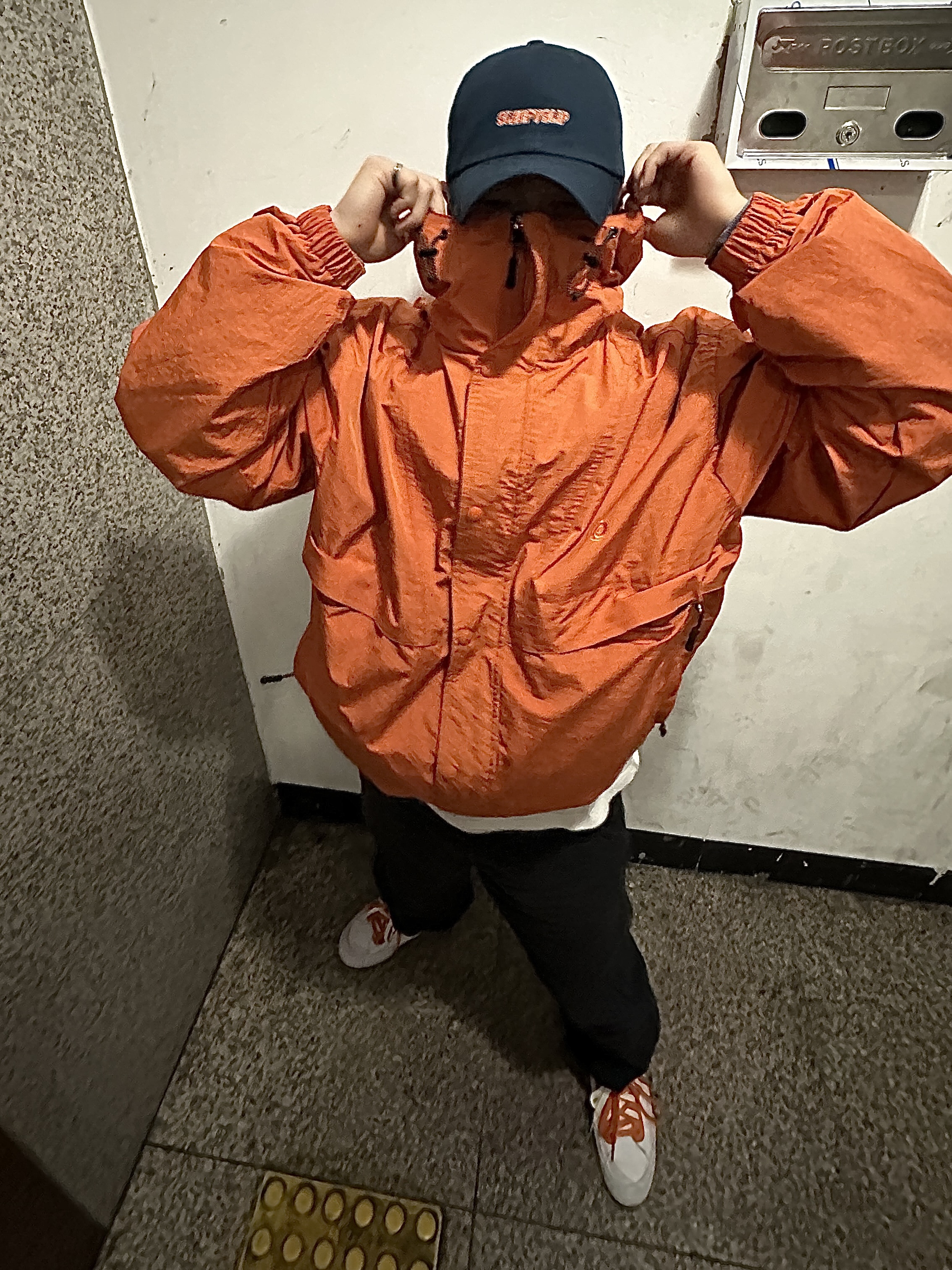 Nike x Sacai Blazer Low Magma Orange 착용 스타일 - 2