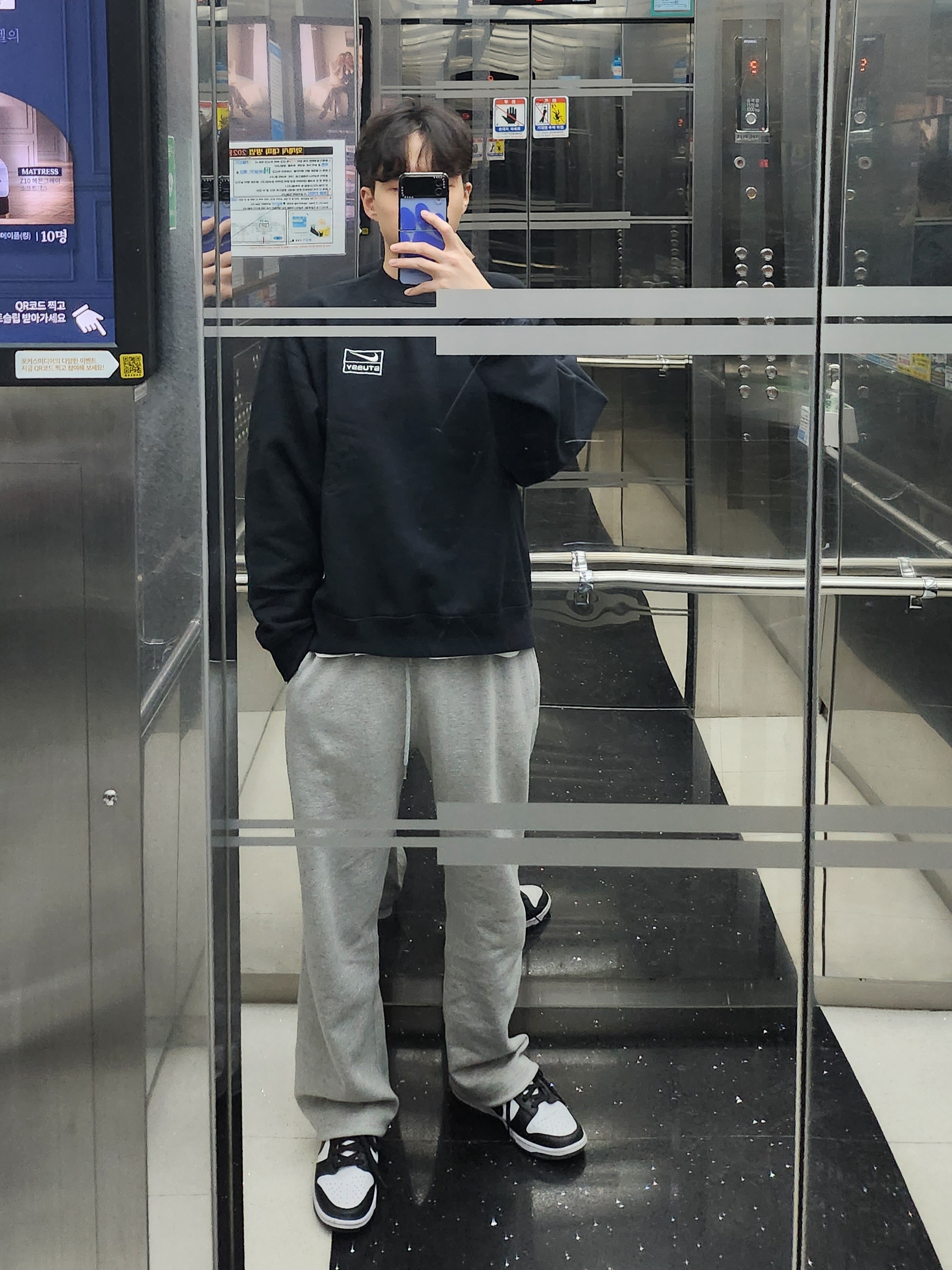 Nike x Stussy NRG Washed Fleece Crewneck Black (DO5310-010), Nike x Stussy NRG Fleece Crewneck Dark Grey Heather (DO9337-063) 착용 스타일 - 1