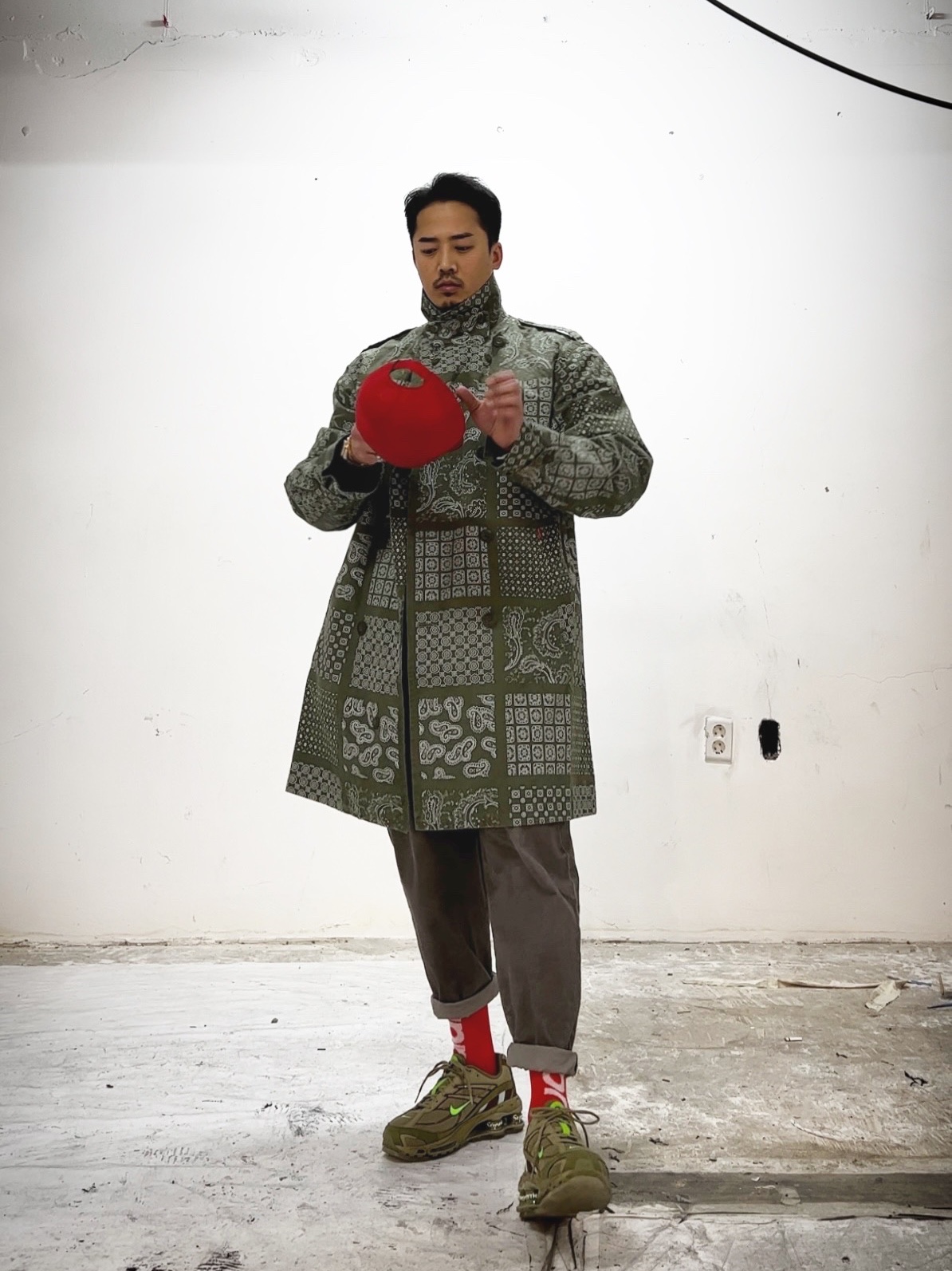 Supreme Small Box T-Shirt Red Bandana - 21SS, Supreme Military Trench Coat Olive Paisley - 20SS 착용 스타일 - 1