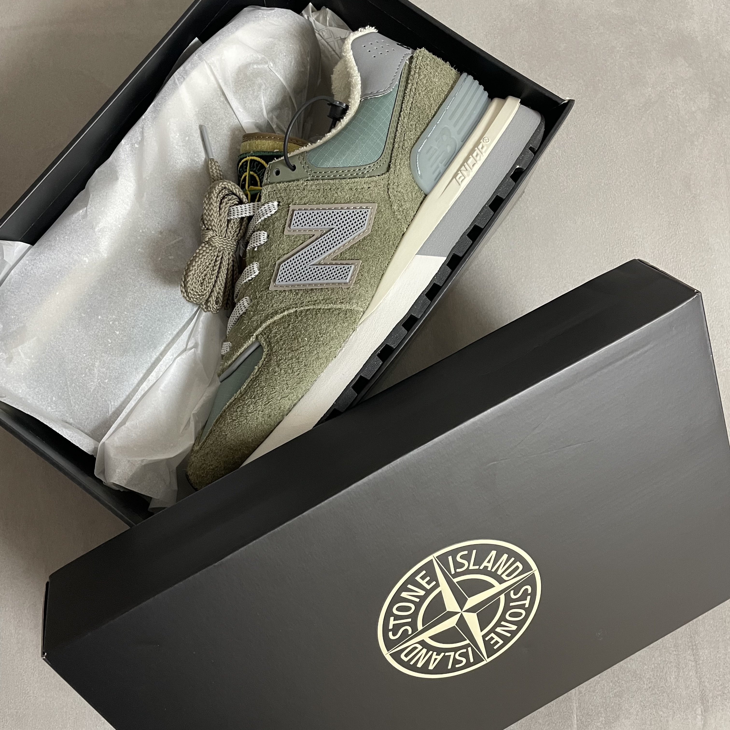 New Balance x Stone Island 574 Legacy Green 착용 스타일 - 1