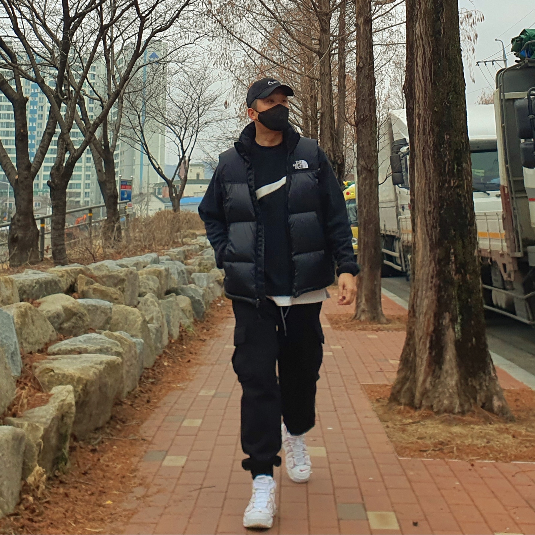 Nike Air More Uptempo White Varsity Red 2021, The North Face White Label Novelty Nuptse Down Vest Black 착용 스타일 - 1