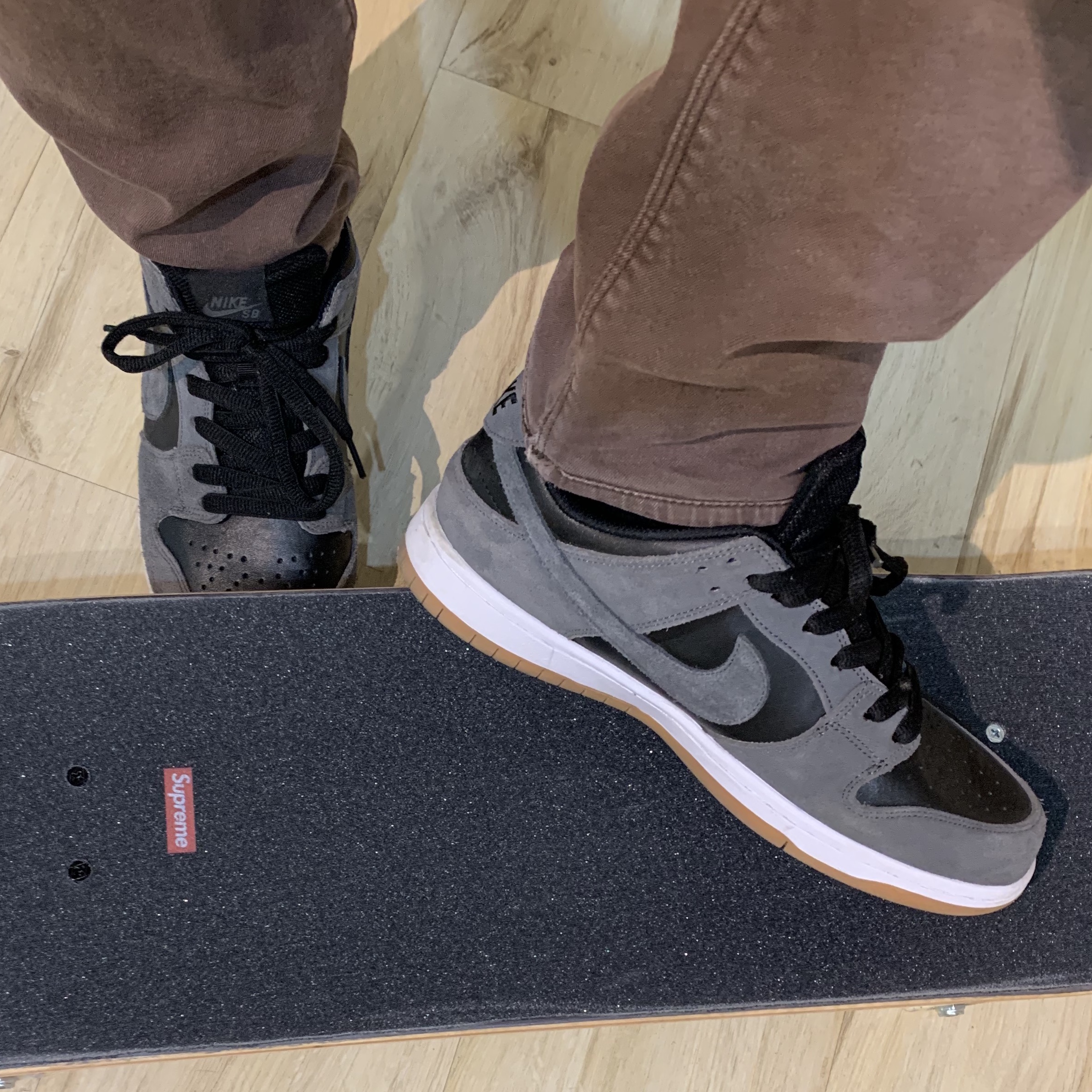 Nike SB Dunk Low Dark Grey Black Gum 착용 스타일 - 2