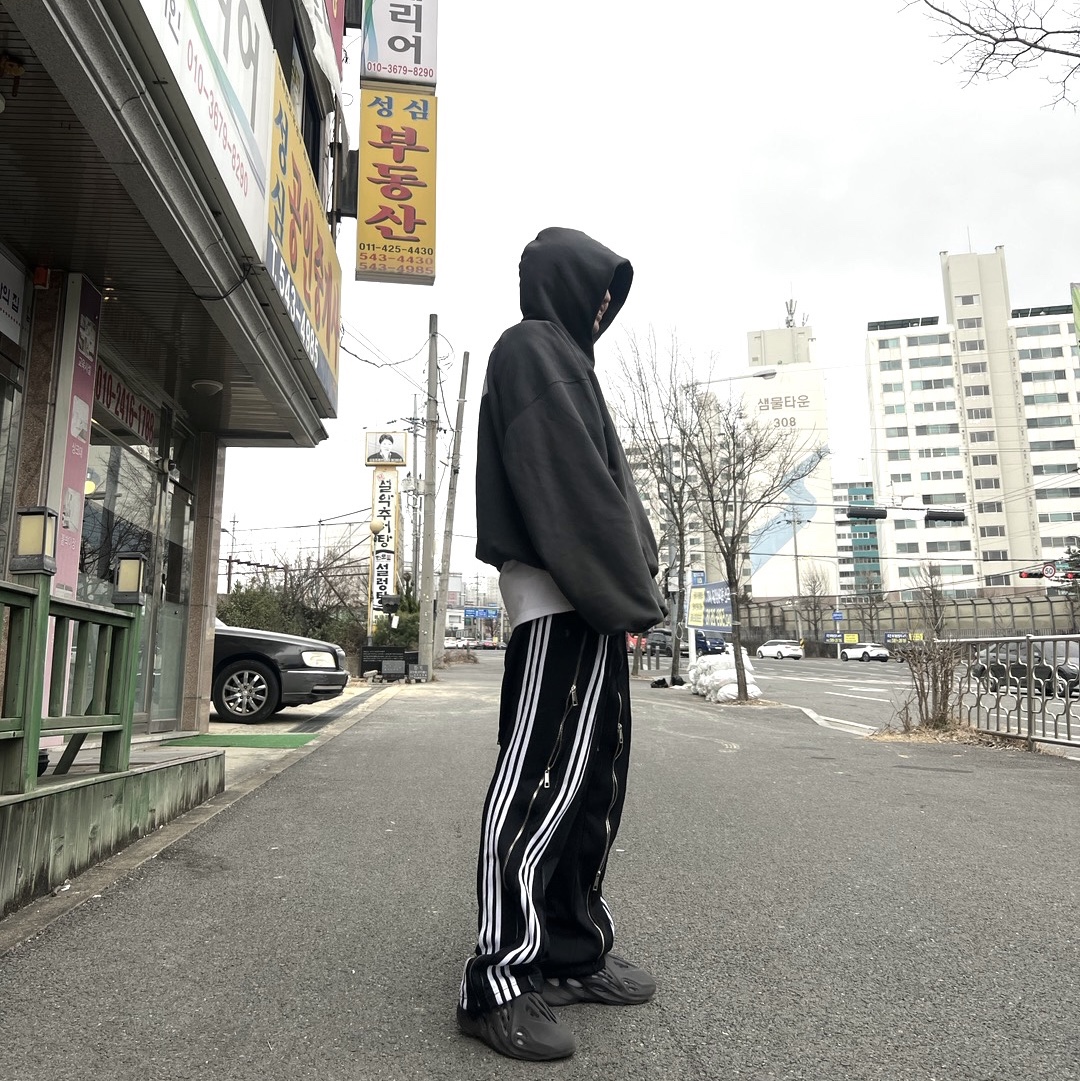 Adidas Yeezy Foam RNNR Onyx, Yeezy Gap Engineered By Balenciaga Dove Hoodie Black 착용 스타일 - 2