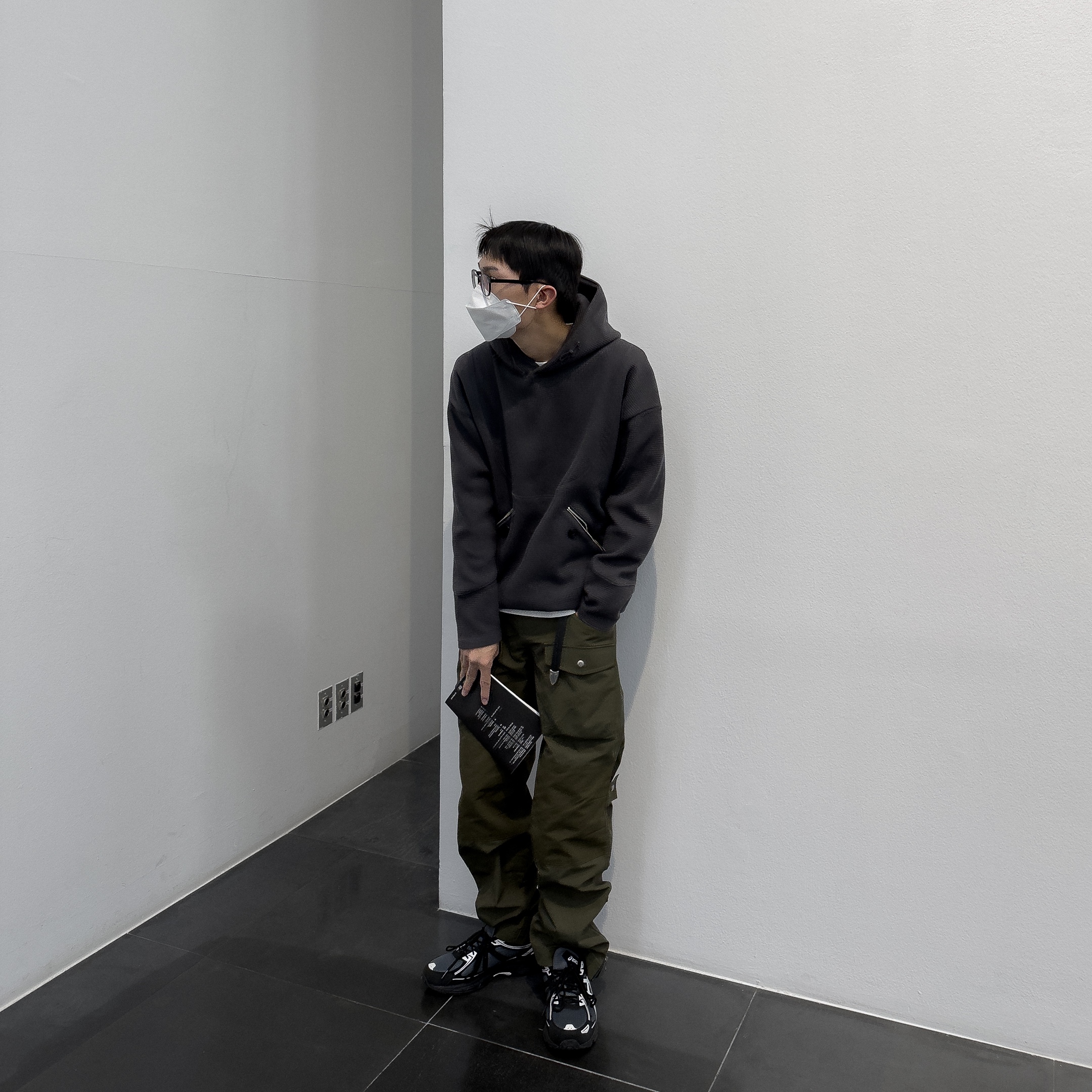 Asics Gel-Venture 6 Carrier Grey, Andersson Bell x Asics Cargo Pants Khaki 착용 스타일 - 3
