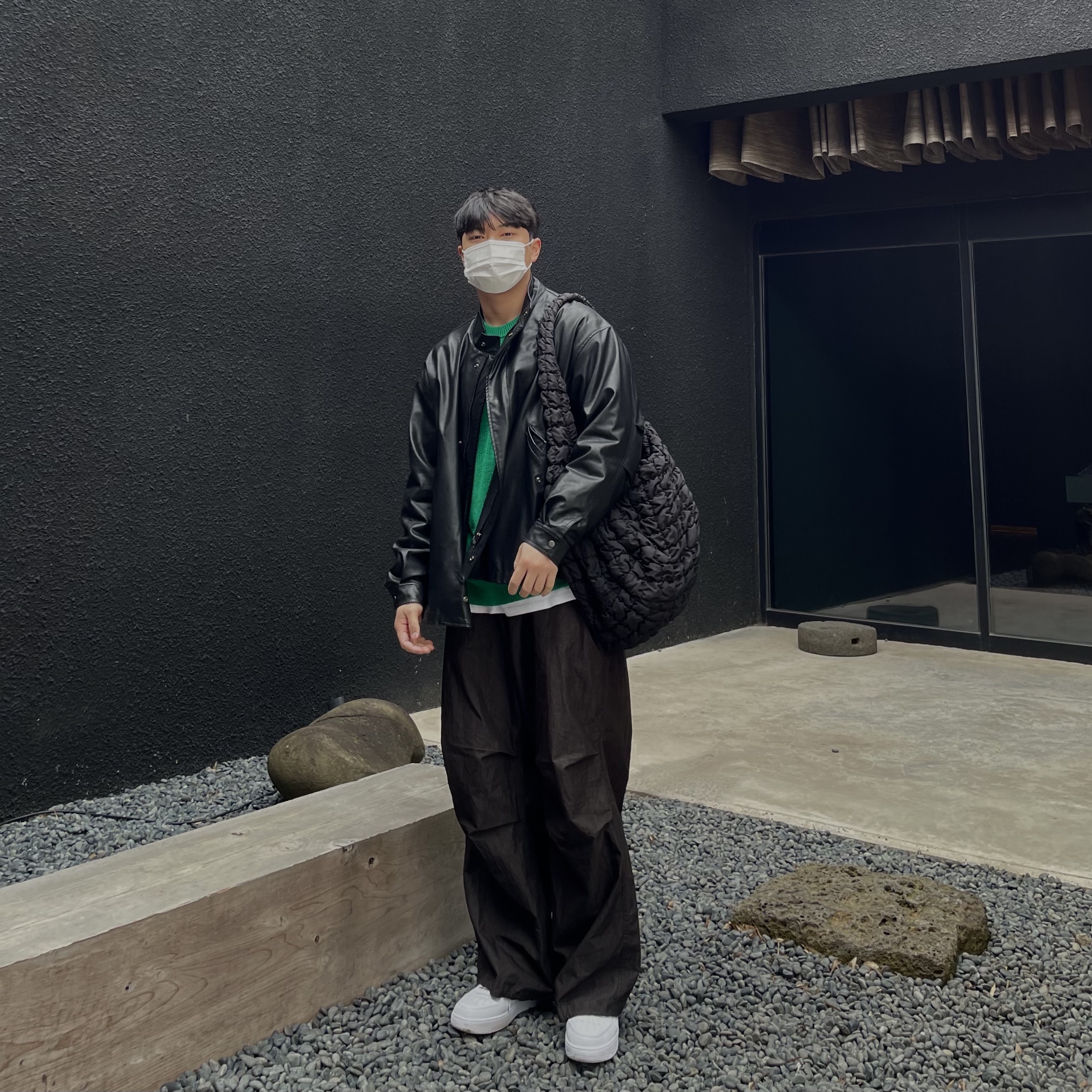COS Quilted Oversized Shoulder Bag Black, Nike Air Force 1 '07 Low White 착용 스타일