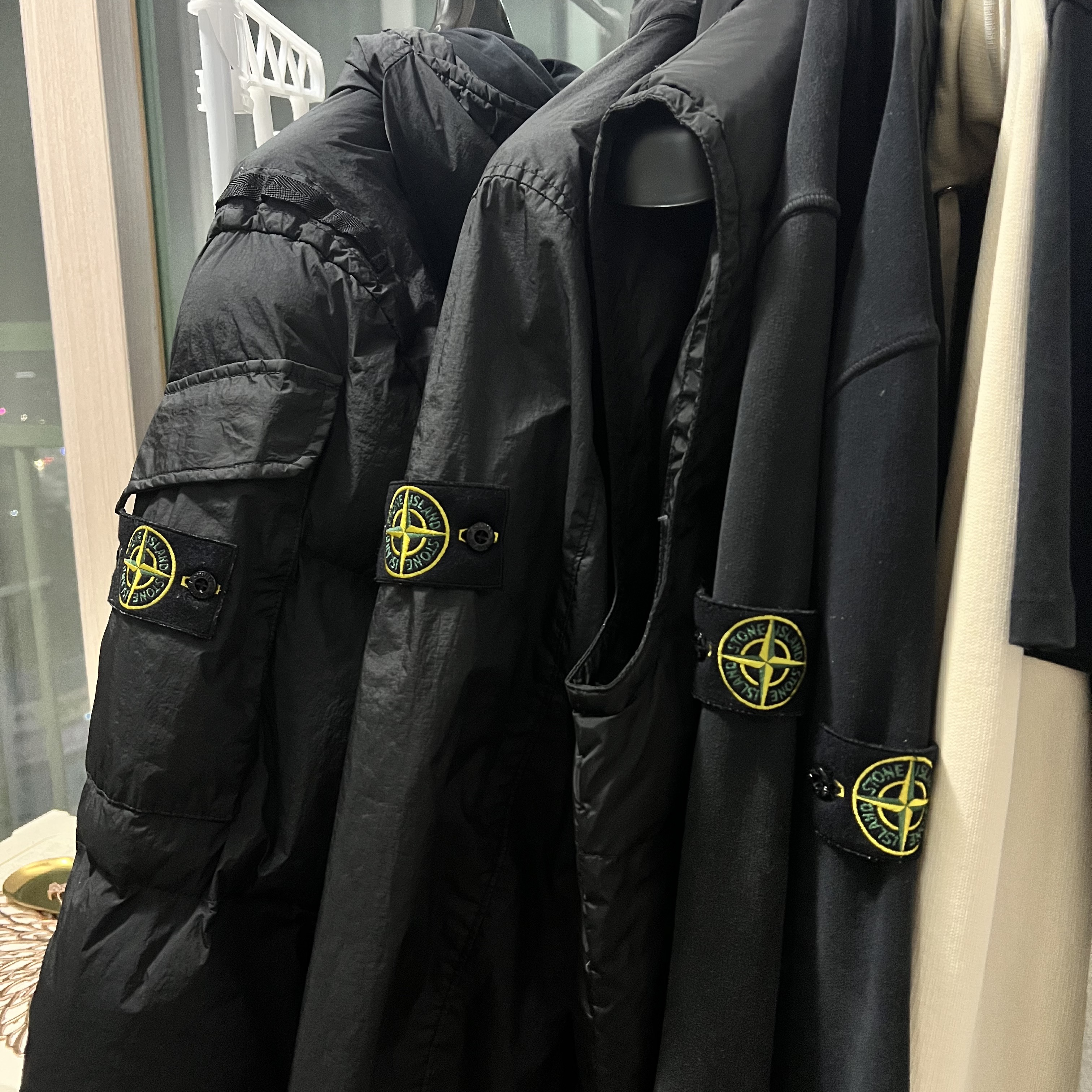 Stone Island 40223 Garment Dyed Crinkle Reps Down Jacket Black - 22FW, Stone Island 63020 Crewneck Sweatshirt Black - 22FW 착용 스타일