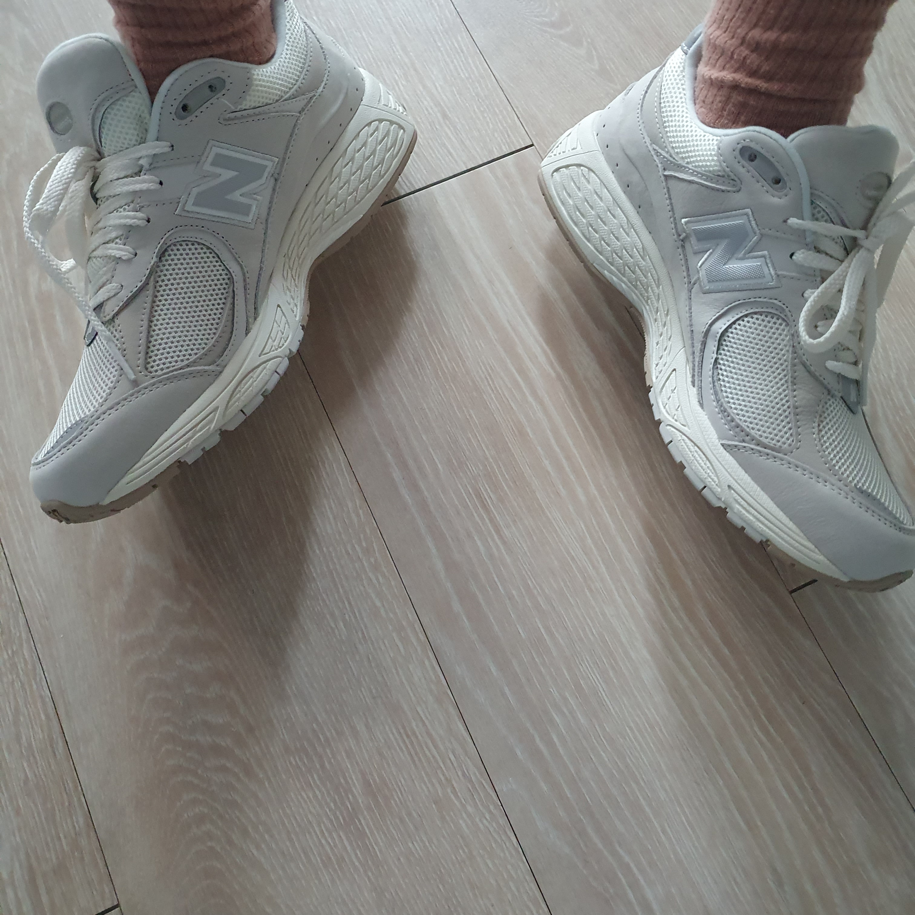 New Balance 2002R White Ivory 착용 스타일
