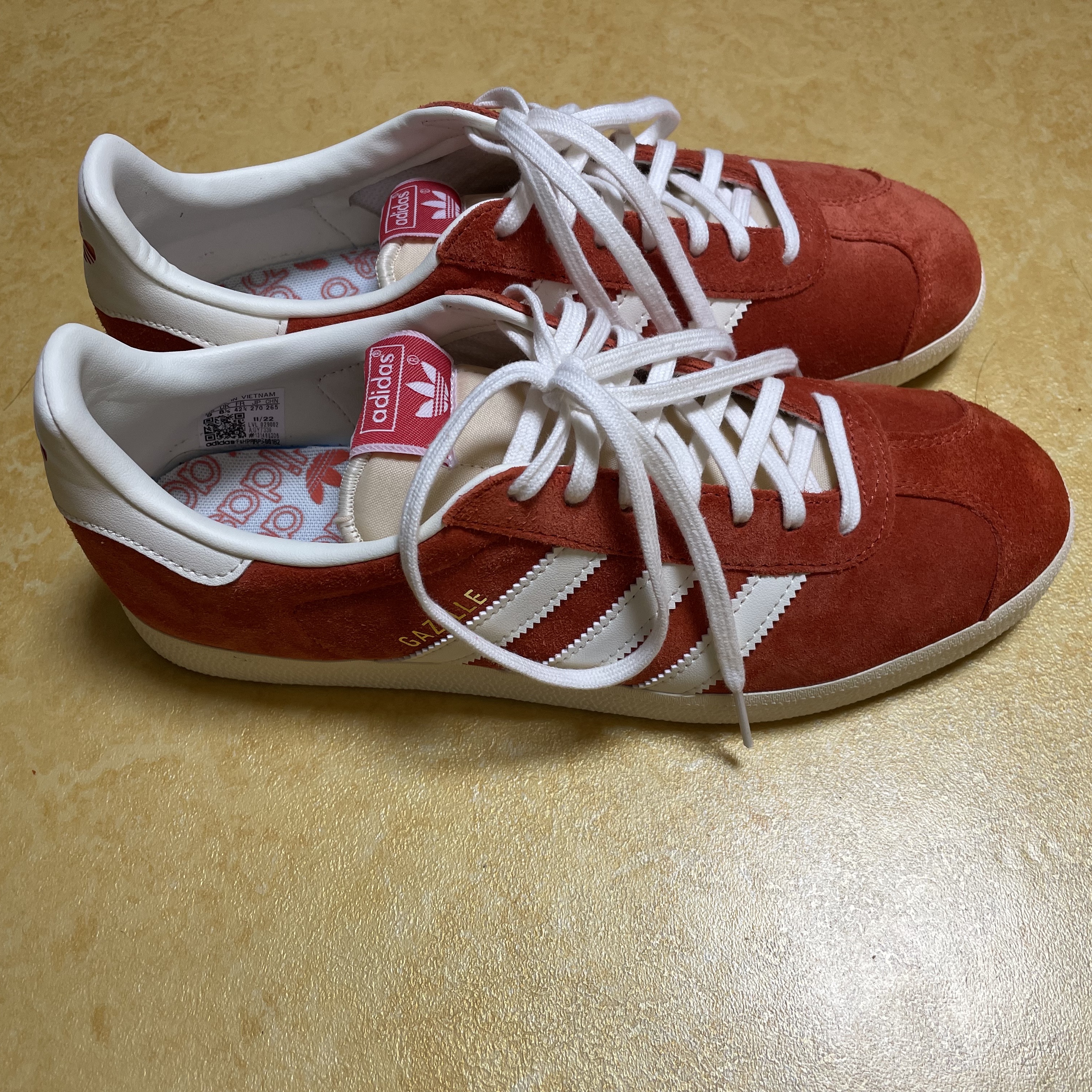 Adidas Gazelle Preloved Red Off White 착용 스타일 - 3