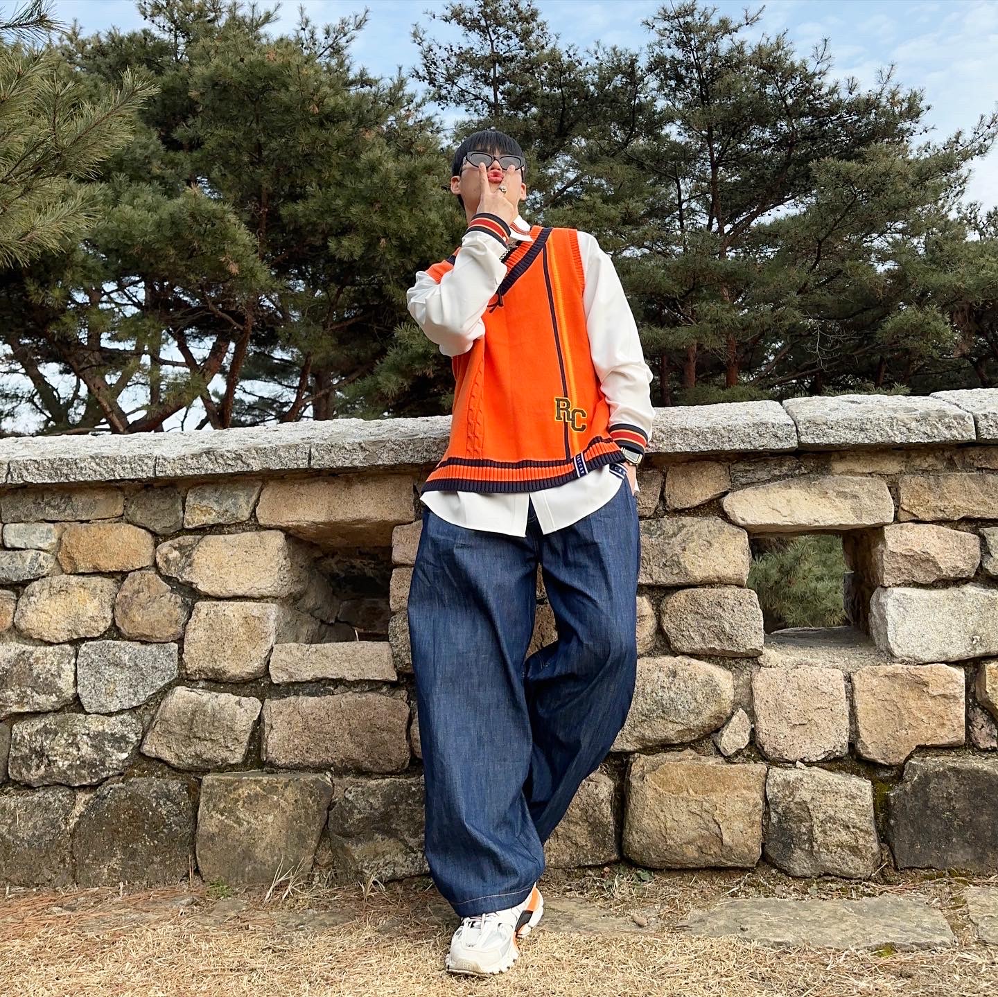 (W) Balenciaga Track Sneakers White Orange 착용 스타일 - 2