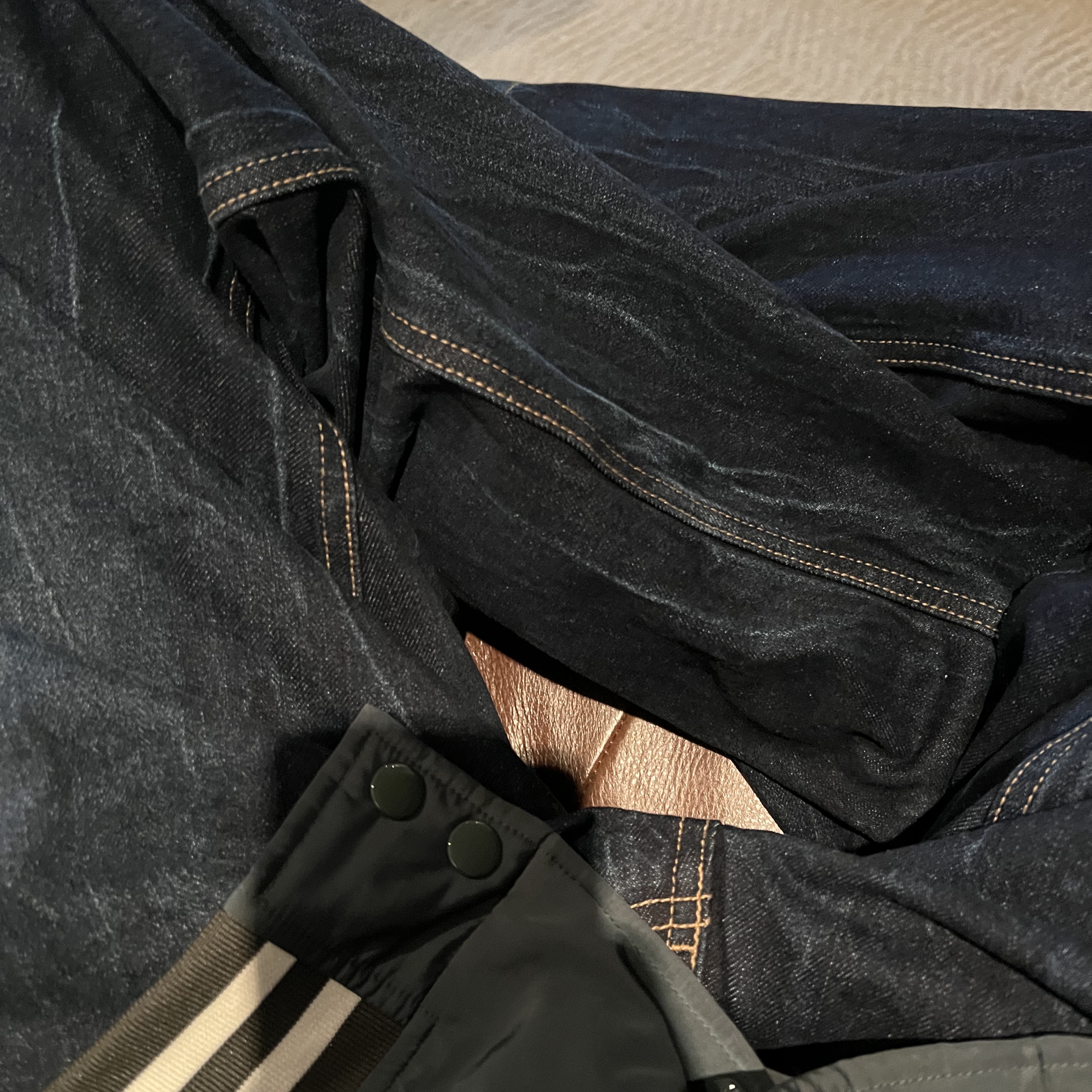 Typing Mistake Crack Washed Tuck Wide Denim Pants Indigo - 22FW, Adidas x Parley Superstar White 착용 스타일 - 2