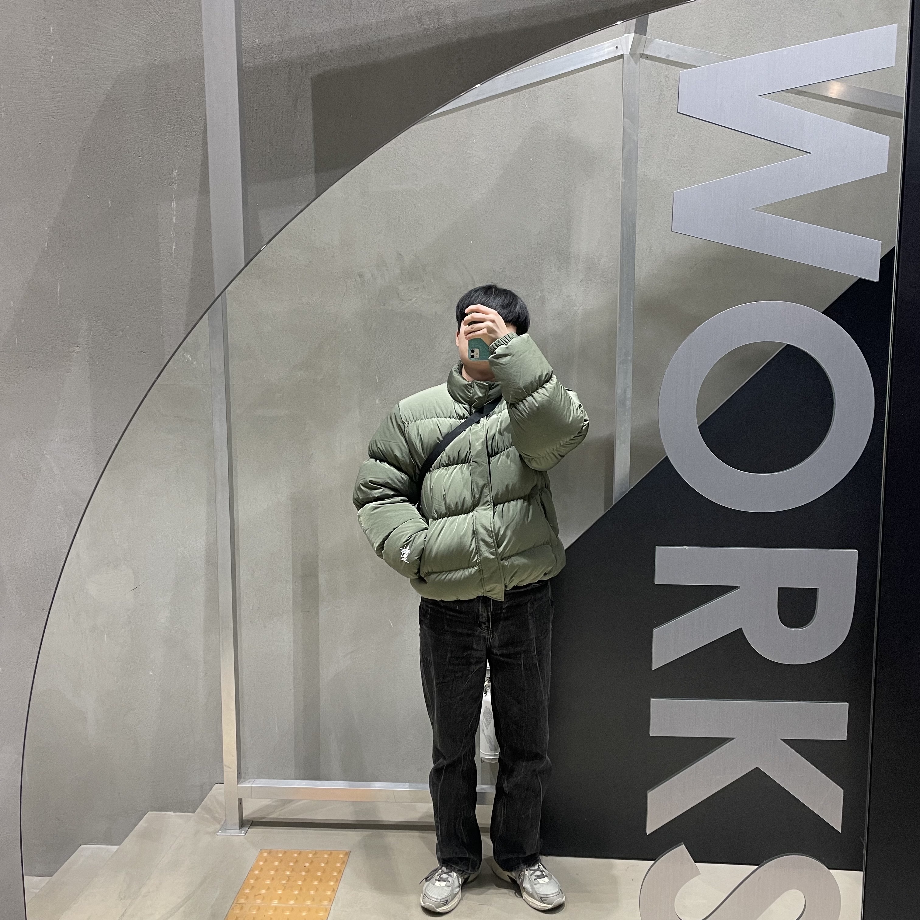 Stussy Ripstop Down Puffer Jacket Olive - 22FW, Asics x I4P Gel-1130 Glacier Grey Mink 착용 스타일