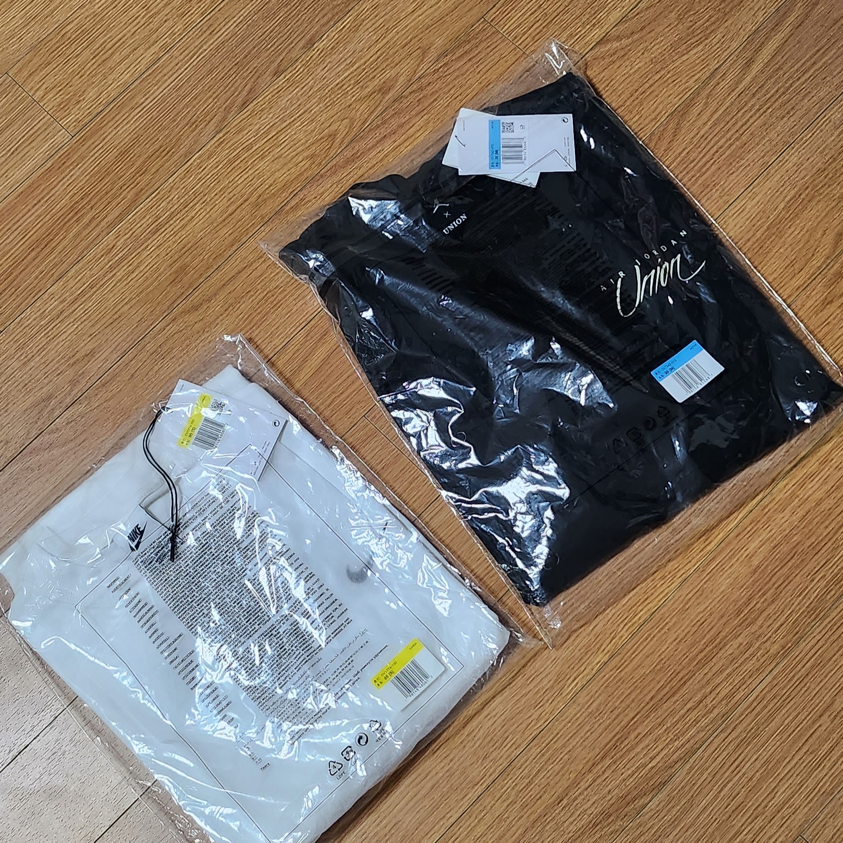 Nike x Stussy T-Shirt White (DV1774-100), Jordan x Union Long Sleeve T-Shirt Black - Asia 착용 스타일 - 3