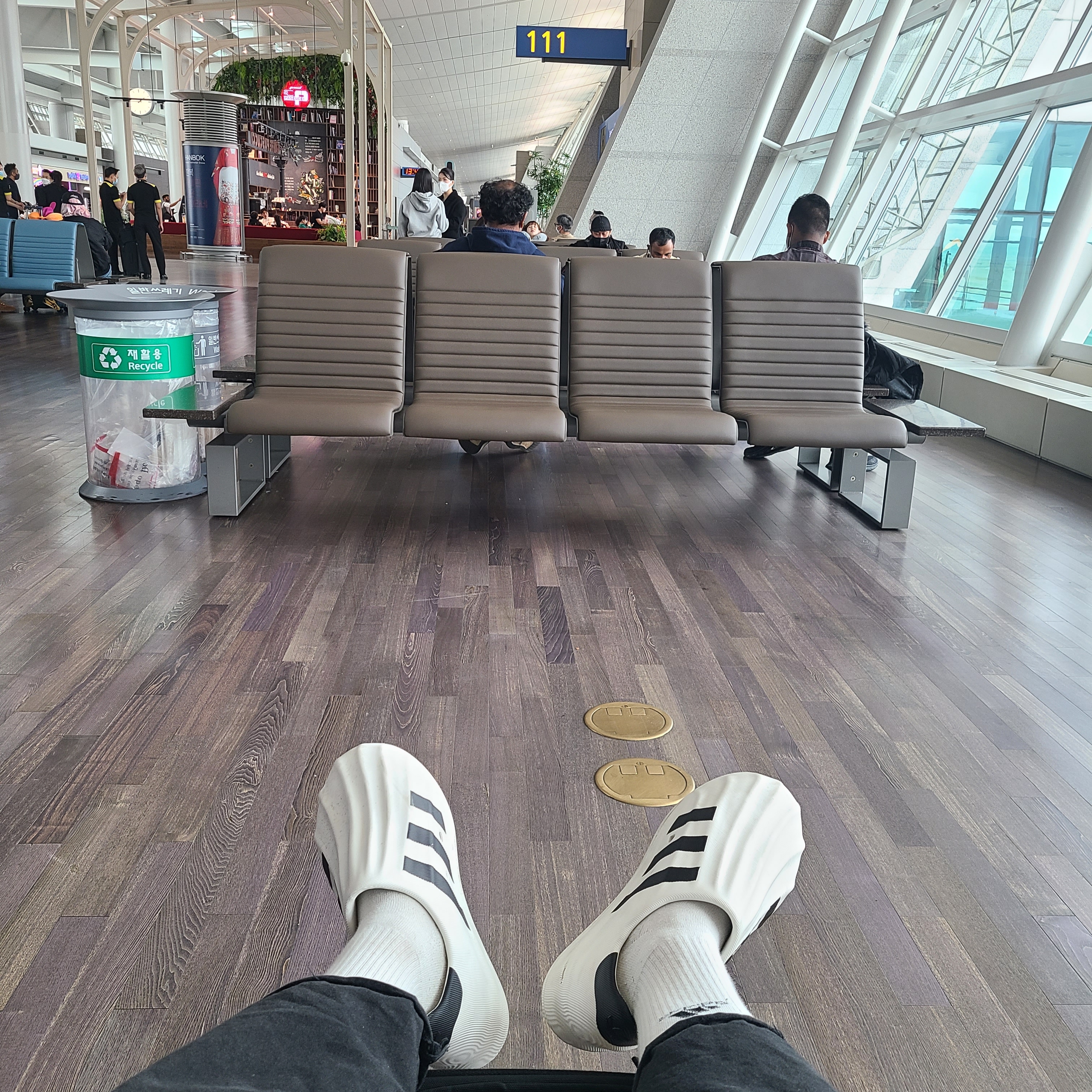 Adidas Adifom Superstar Core White 착용 스타일