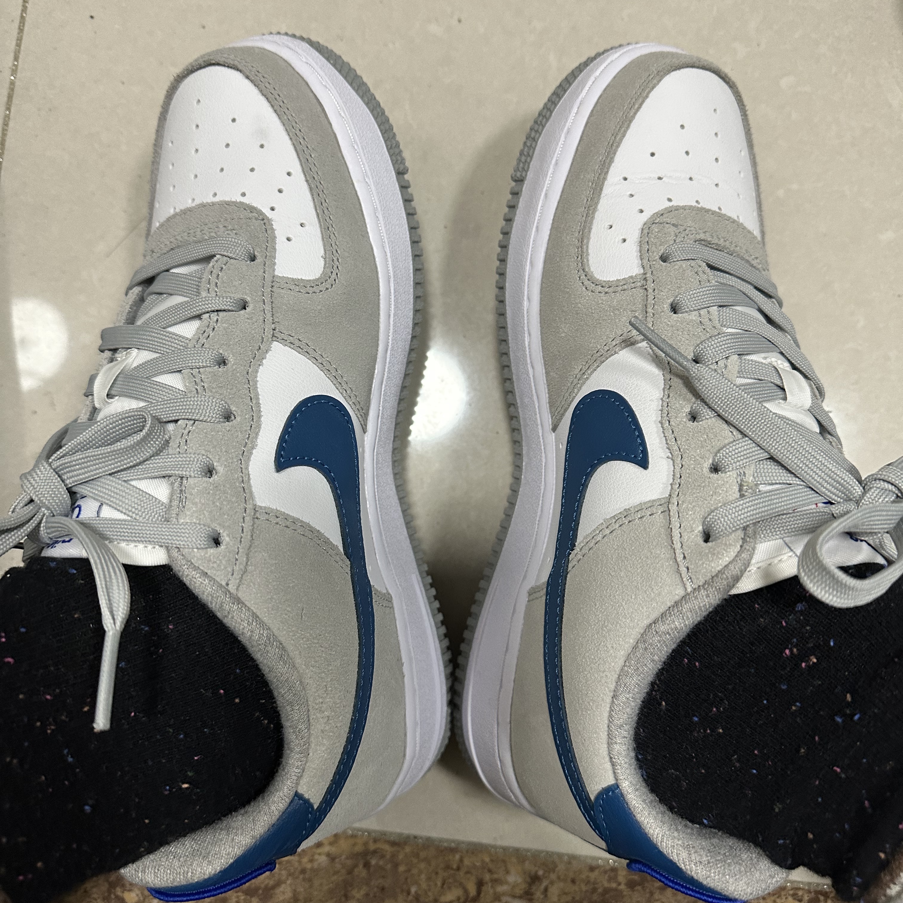(GS) Nike Air Force 1 LV8 Athletic Club Light Smoke Grey Marina 착용 스타일
