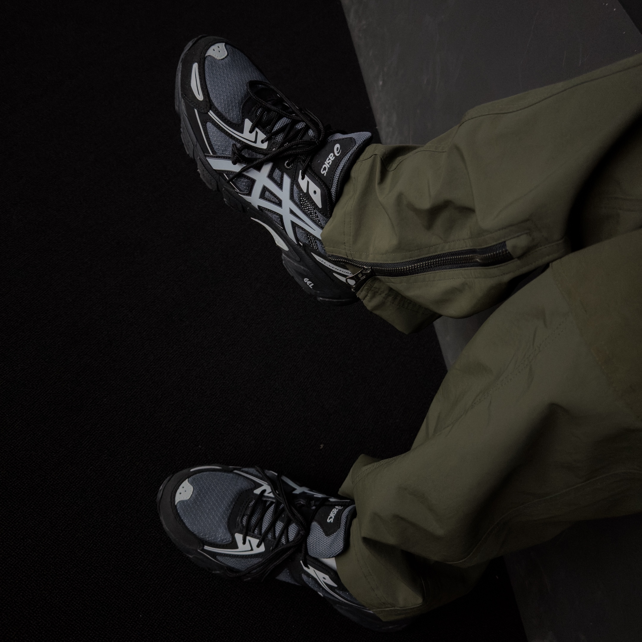 Asics Gel-Venture 6 Carrier Grey, Andersson Bell x Asics Cargo Pants Khaki 착용 스타일 - 5