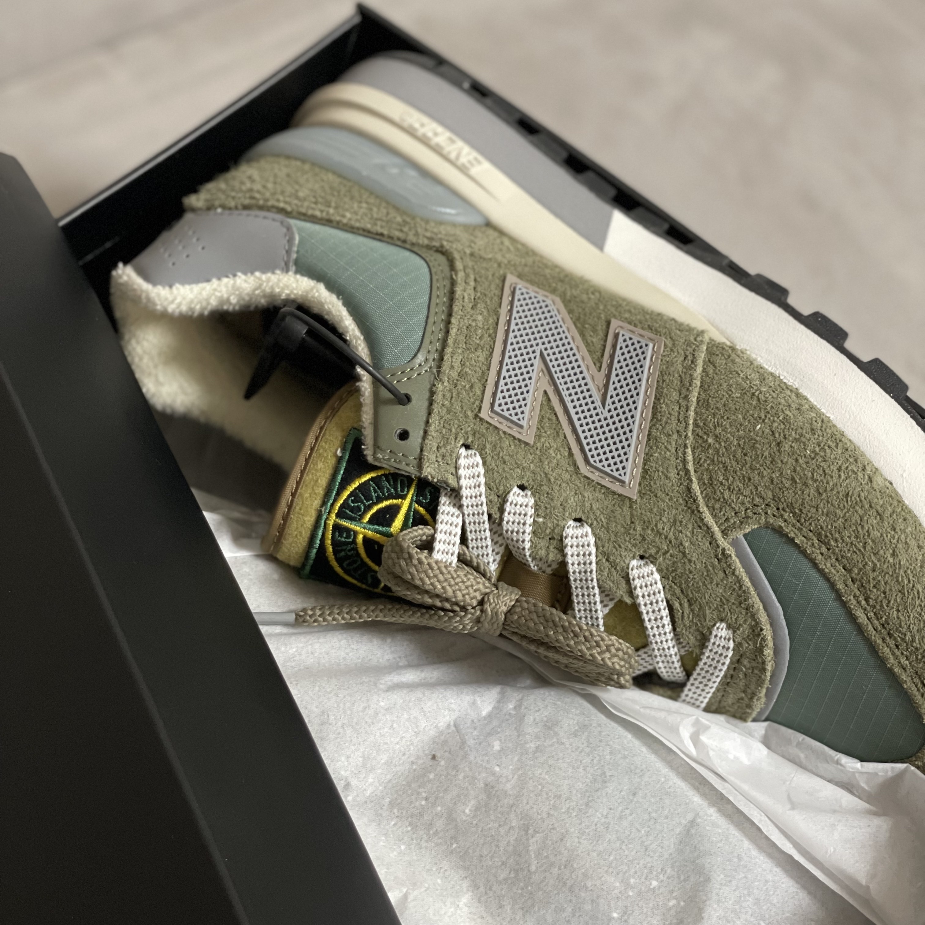 New Balance x Stone Island 574 Legacy Green 착용 스타일 - 2