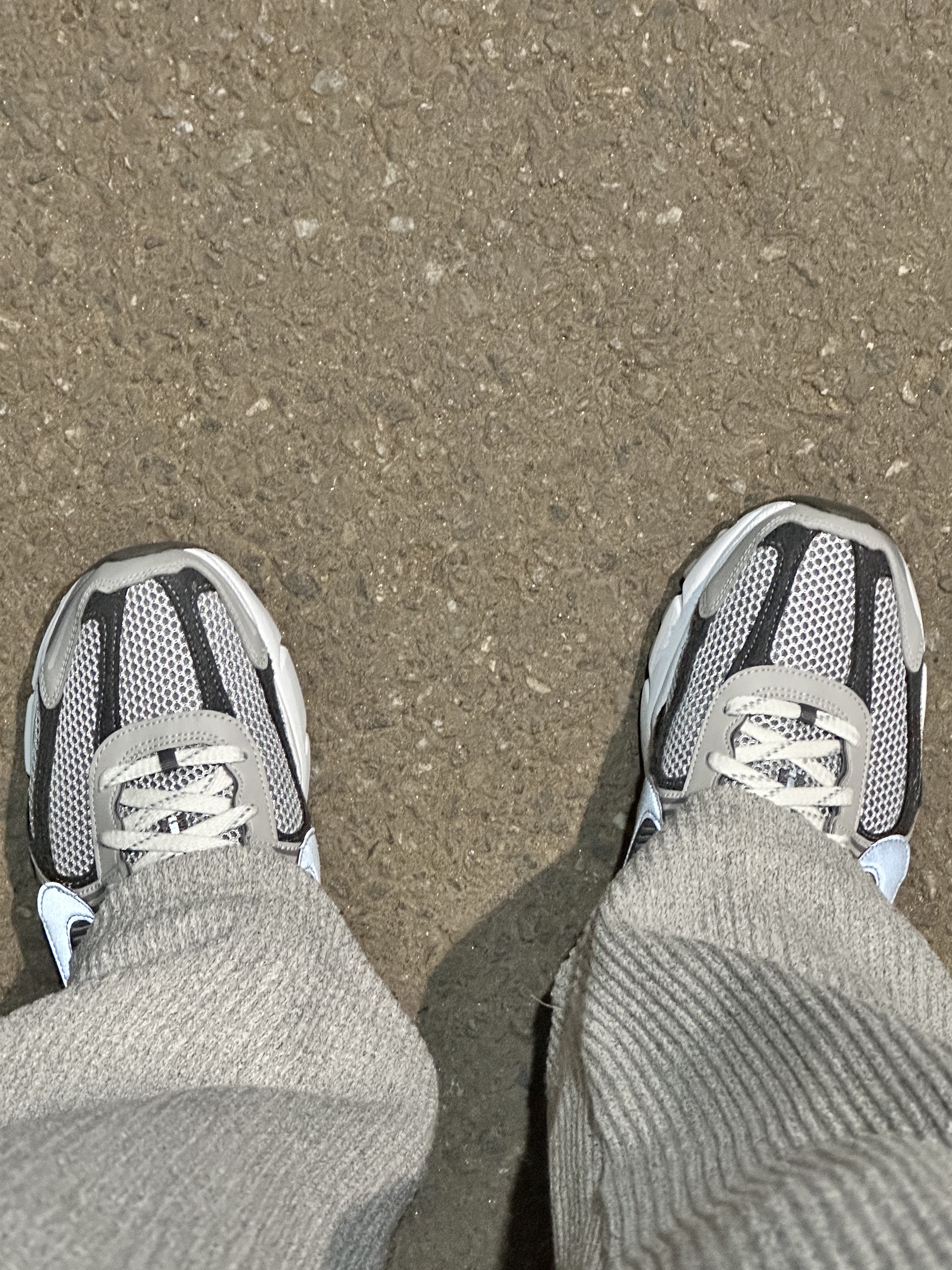 Nike Zoom Vomero 5 PRM Light Iron Ore and Flat Fewter, Nike NRG Solo Swoosh Fleece Hoodie Dark Grey Heather - Asia 착용 스타일 - 3
