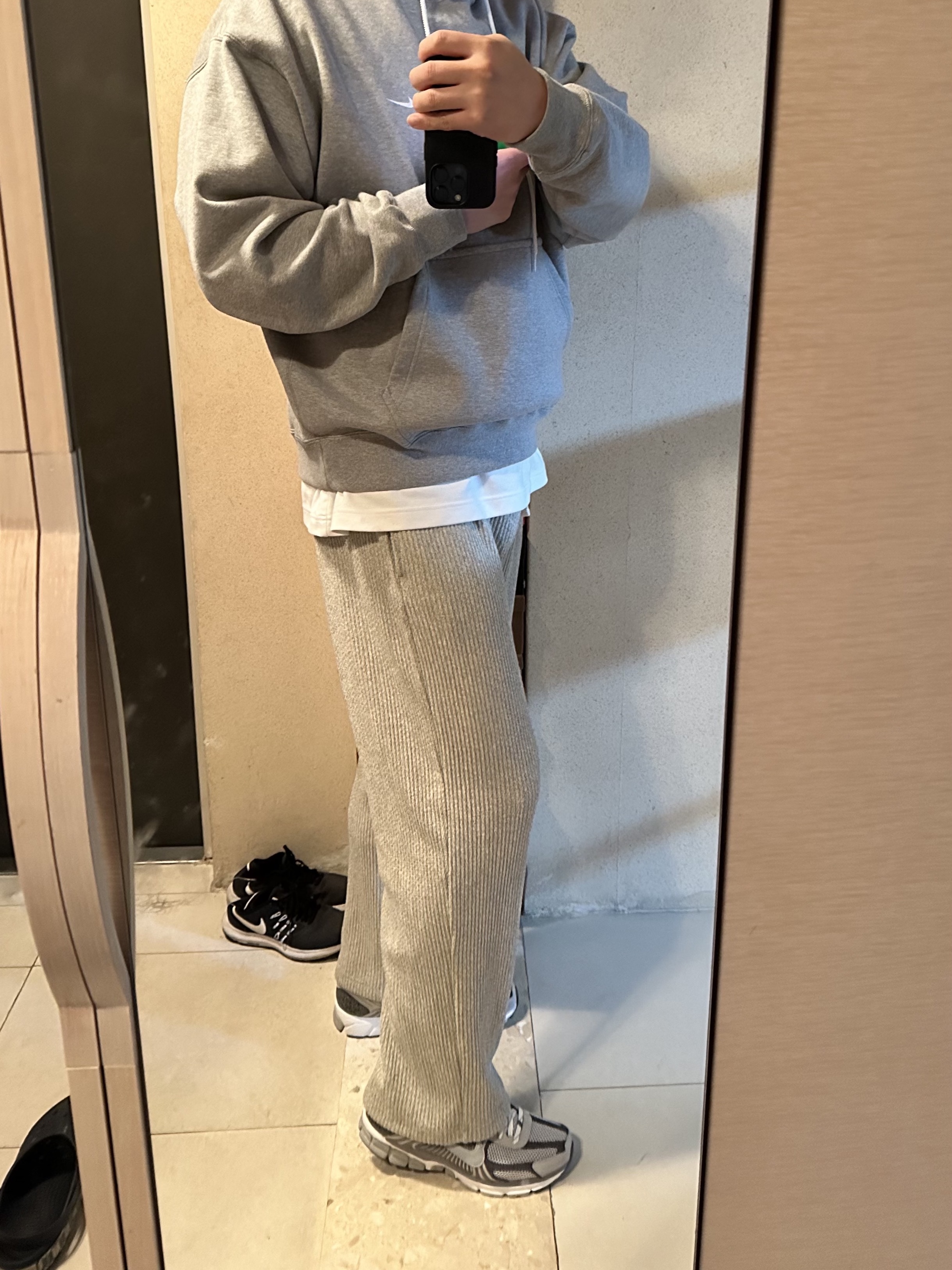 Nike Zoom Vomero 5 PRM Light Iron Ore and Flat Fewter, Nike NRG Solo Swoosh Fleece Hoodie Dark Grey Heather - Asia 착용 스타일 - 1