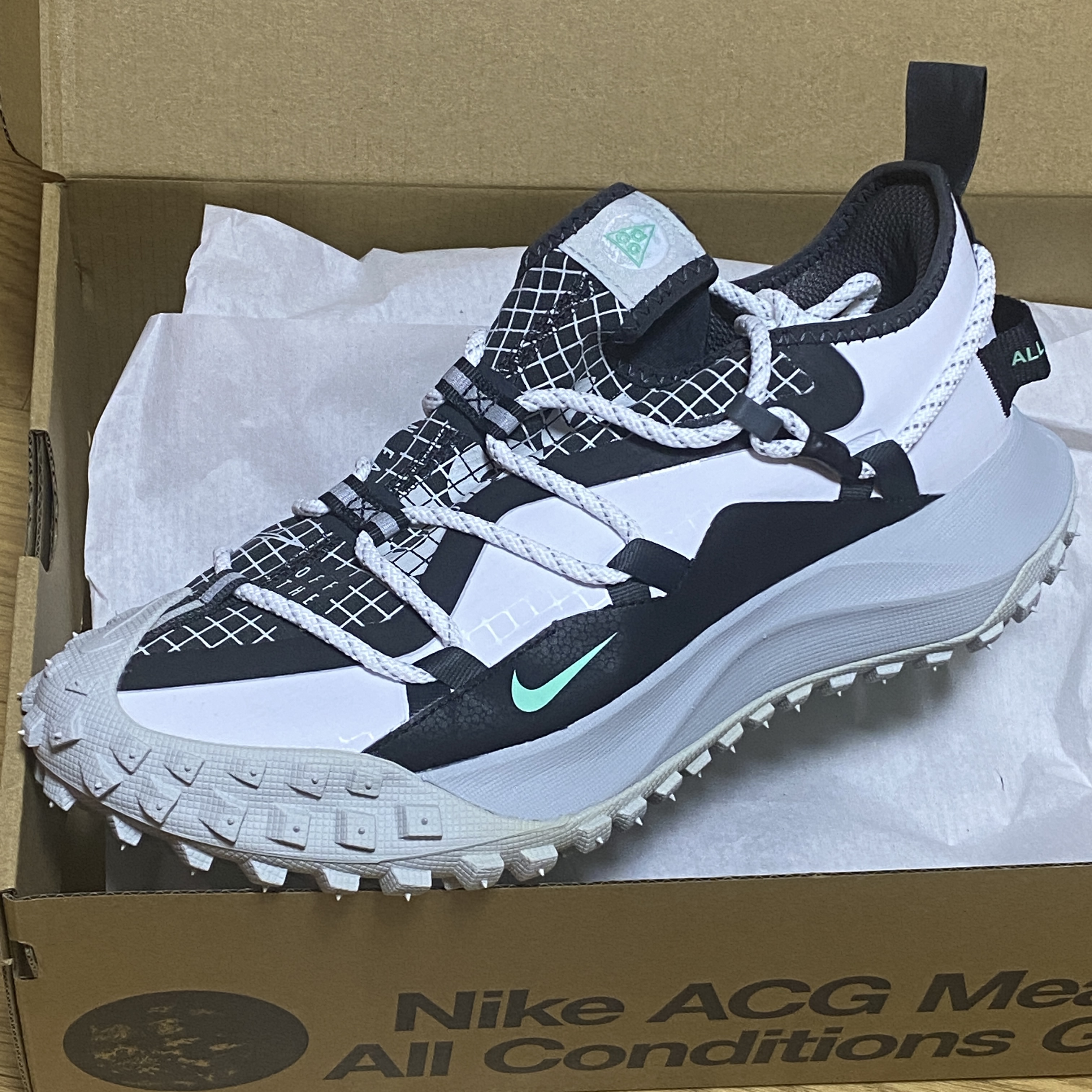 Nike ACG Mountain Fly Low SE White and Black 착용 스타일