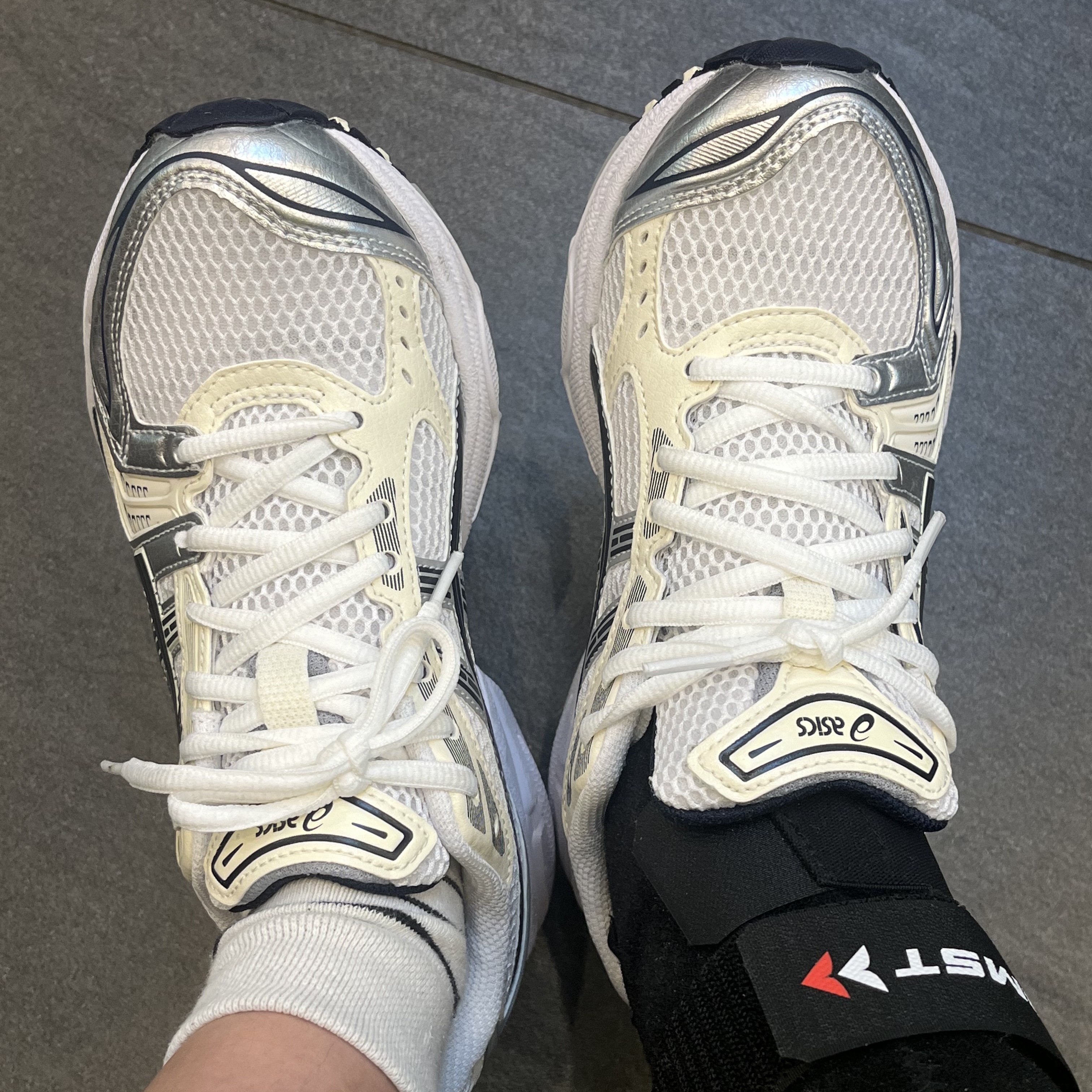 (W) Asics Gel-Kayano 14 White Midnight 착용 스타일