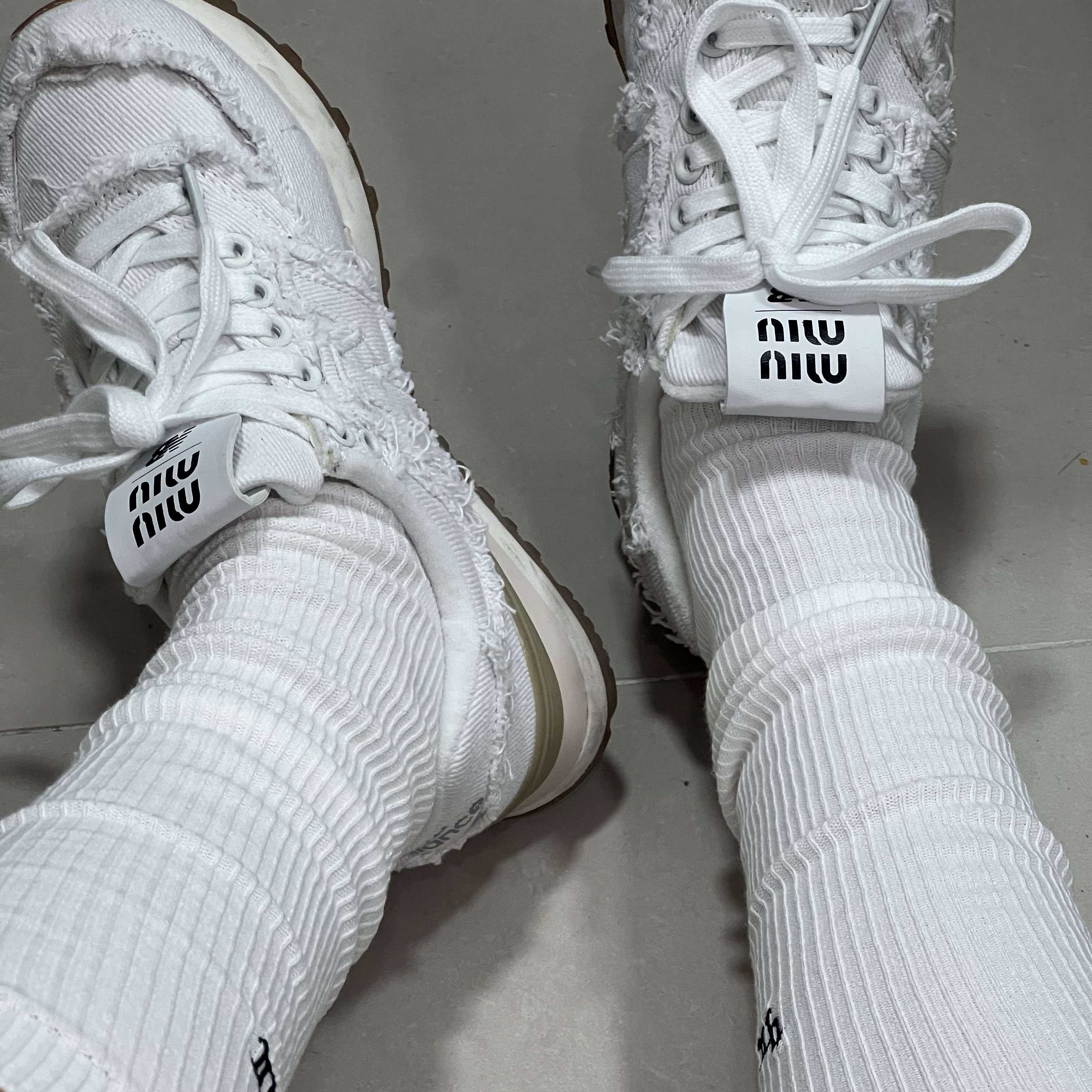 (W) New Balance x Miu Miu 574 Denim White 착용 스타일 - 2