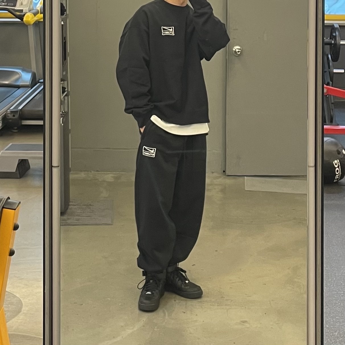 Nike x Stussy NRG Washed Fleece Crewneck Black (DO5310-010), Nike x Stussy NRG Washed Fleece Pants Black (DO5296-010) 착용 스타일 - 1