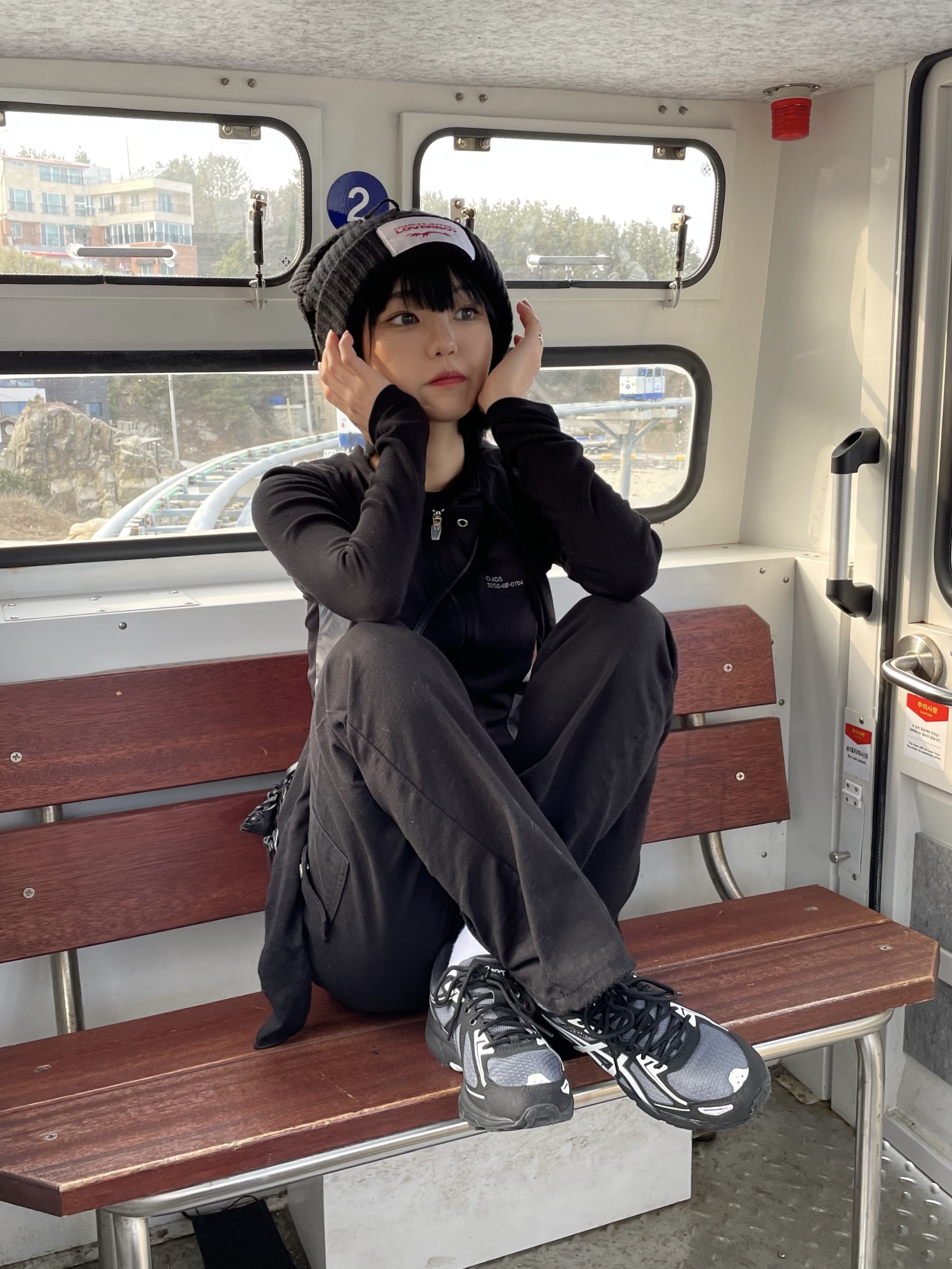 Balenciaga Grained Calfskin Neo Classic Super Nano Handbag Black, Asics Gel-Venture 6 Carrier Grey 착용 스타일 - 2