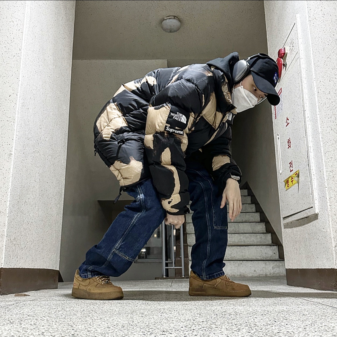 Supreme x The North Face Bleached Denim Print Nuptse Jacket Black - 21FW, Nike x Supreme Air Force 1 Low Flax 착용 스타일 - 1