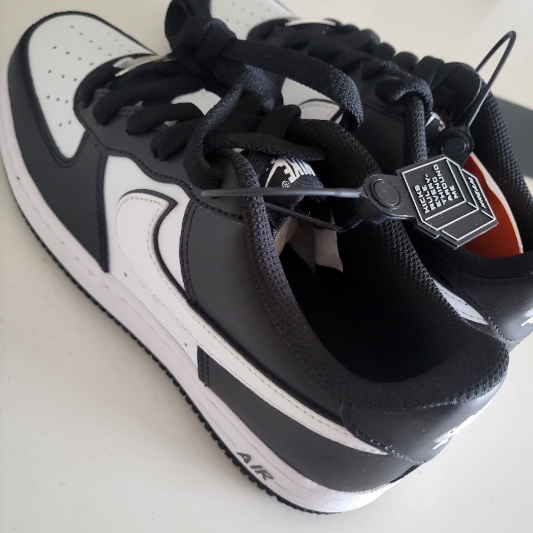 (GS) Nike Air Force 1 LV8 2 Black White 착용 스타일 - 2