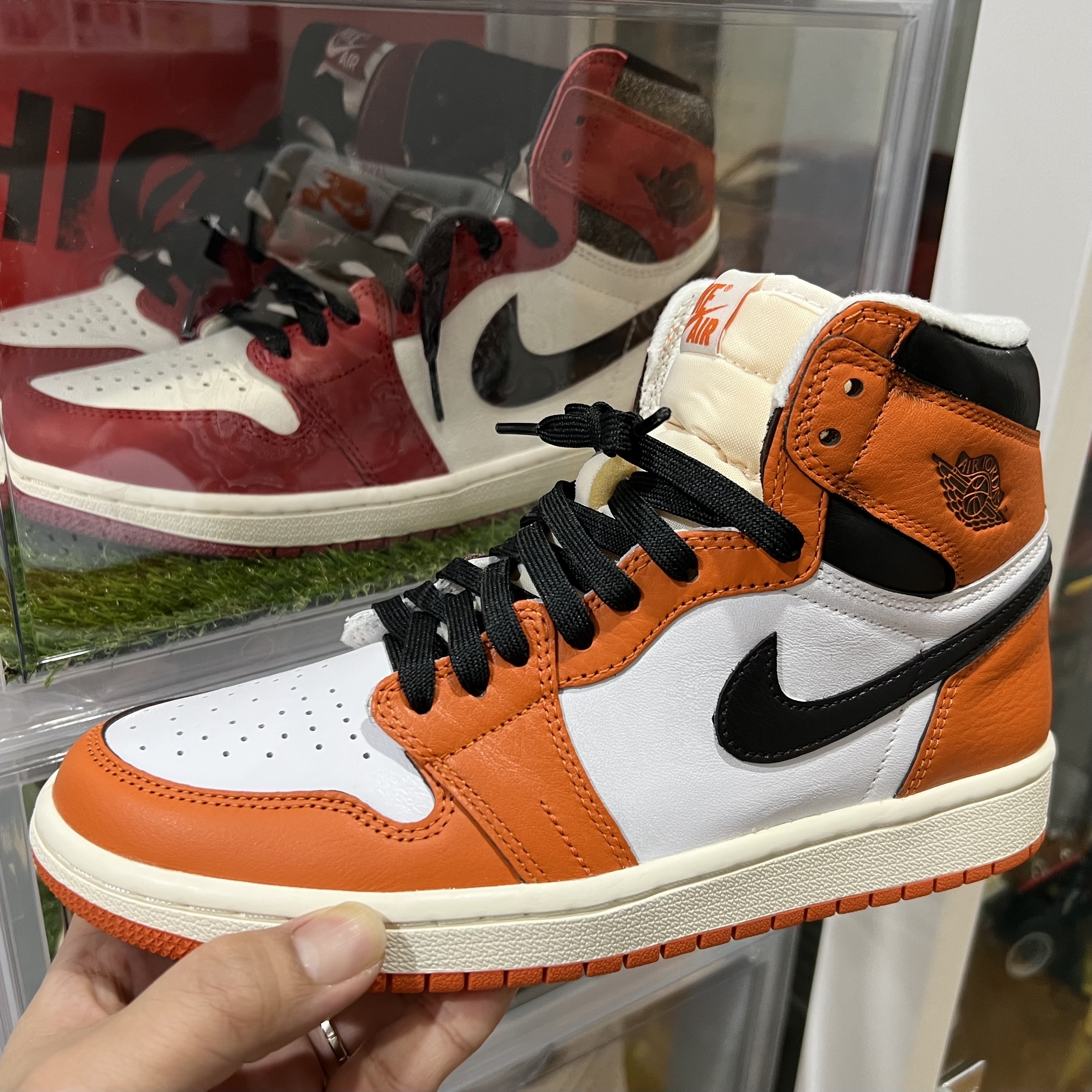 (W) Jordan 1 Retro High OG Starfish, Jordan 1 Retro High OG Chicago 2022 착용 스타일 - 1