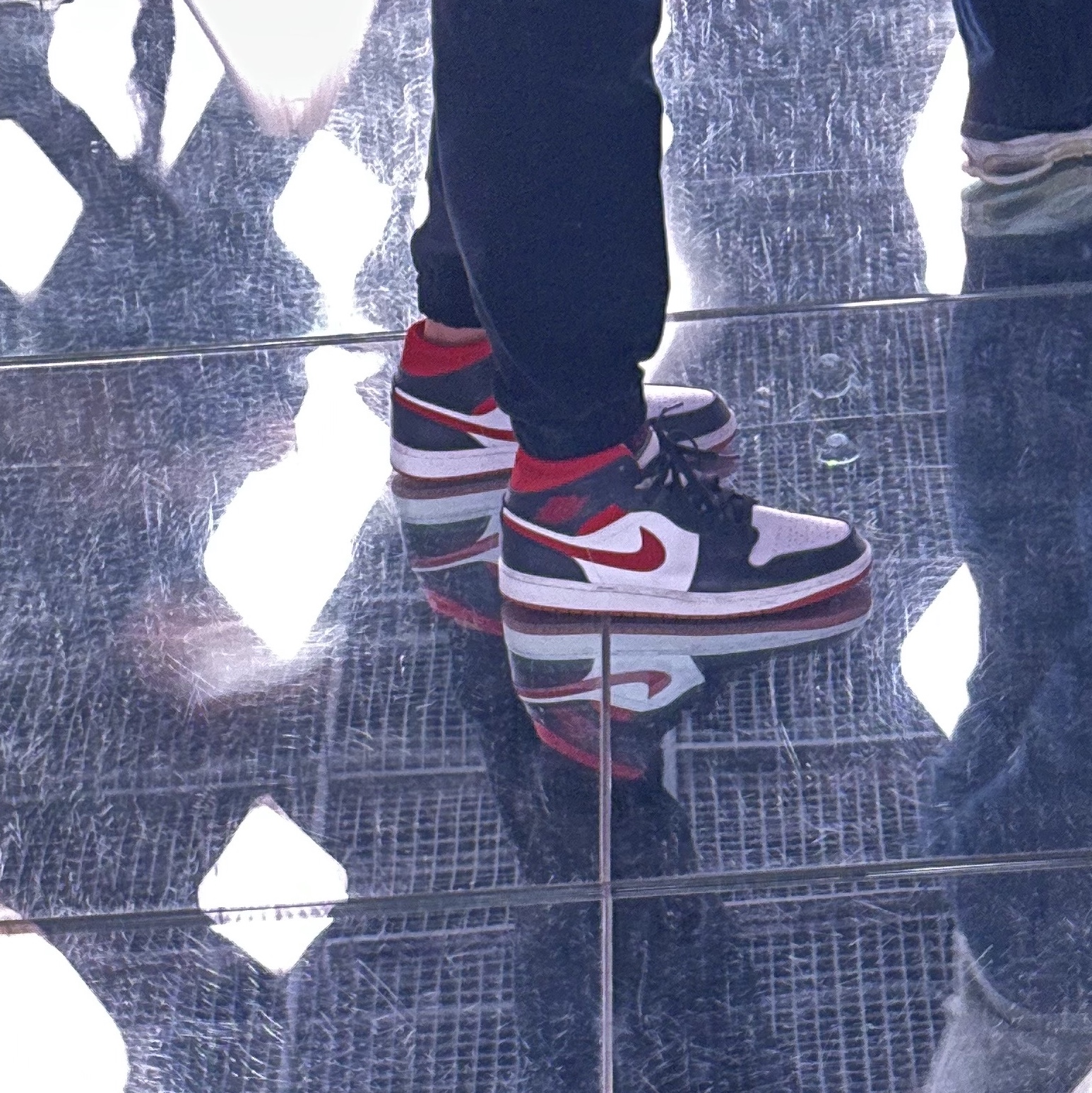 Jordan 1 Mid Gym Red Black White 착용 스타일 - 2